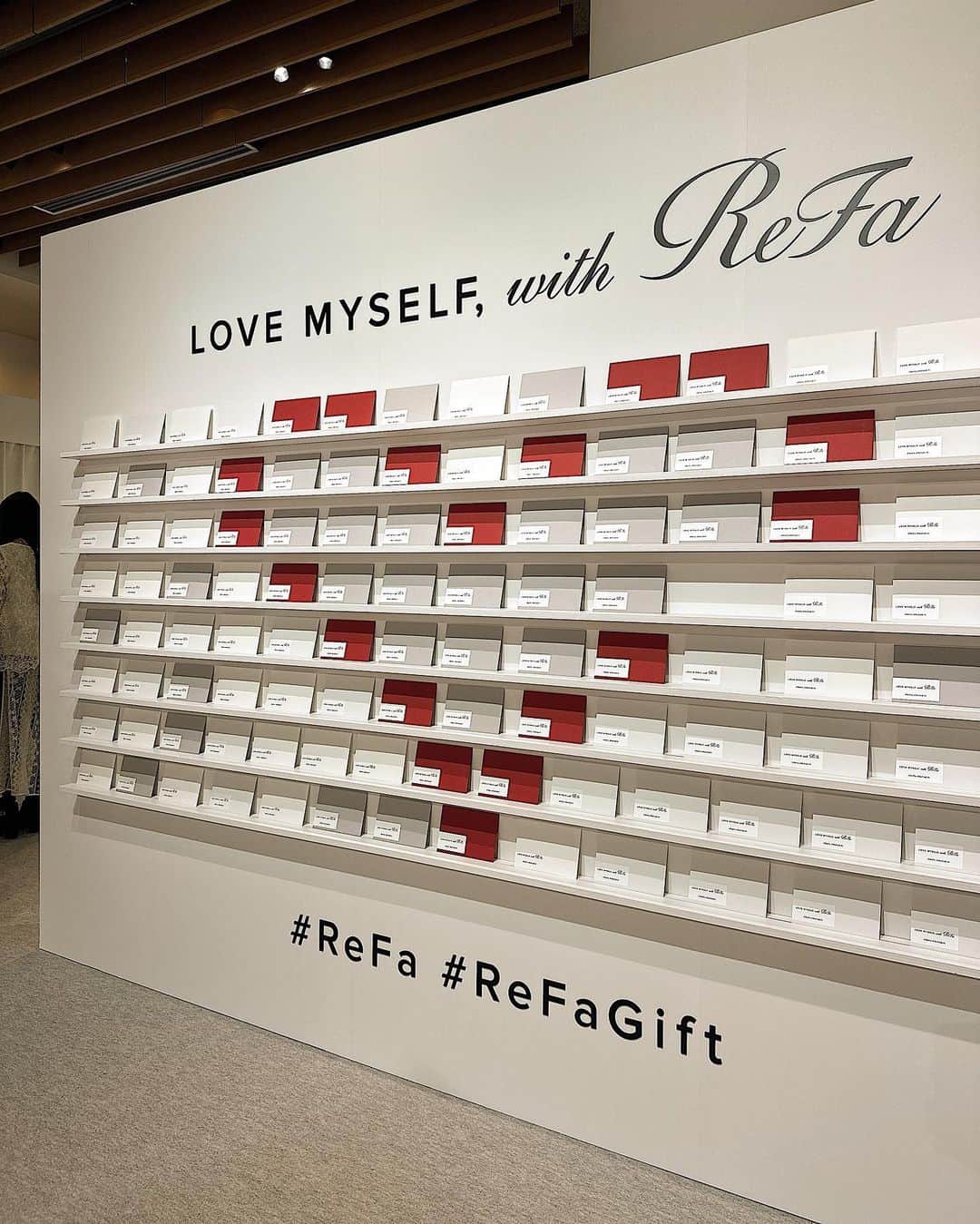 Yuuki mimuraのインスタグラム：「#PR 🫶🏽🤍  ReFaㆍLOVE MYSELF  【 @refa_mtg 】 📍六本木Hillsで 限定開催されていた ReFaのホリデーイベントへご招待いただき お邪魔しました☺️  ReFaは愛用しているものが多く大好きなブランド🪩  シャワーヘッドは🚿毎日必ずお風呂で使うし、 コテも毎日使うしフィンガーアイロンは持ち歩いてるよ👝“  ギフトにもぴったりなReFaの アイテムが揃っているのでクリスマスプレゼントにも 絶対喜ばれそうなものがたくさん🎁🎅🏼  お土産もいただき大満足🛁  これからも愛用していきます🫶🏽🤍  #promotion #ReFa #リファ #ReFaタイム #ギフトにはReFa」