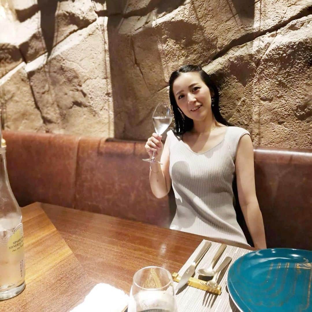 来栖あつこのインスタグラム：「いつかの。  秋どこいった？ 夏から一気に、もう冬ですね。  #🍽  #夫婦の時間  #リス顔 #猫顔 #たぬき顔 #アヒル口  #夫婦 #夫婦の休日 #夫婦デート  #atsukokurusu #来栖あつこ #やっぱりひかる私のオデコ」