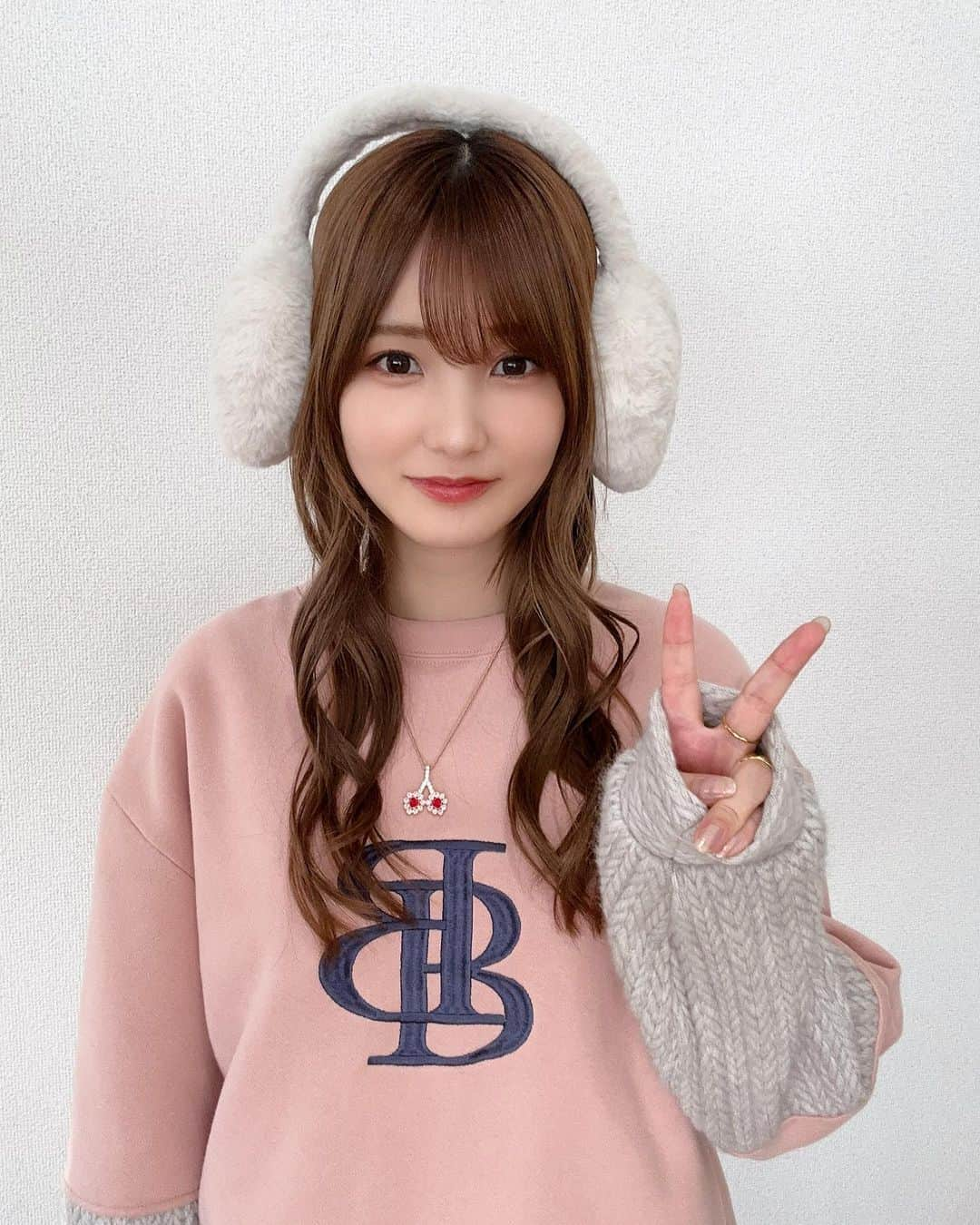 かすさんのインスタグラム写真 - (かすInstagram)「@bokanii.official 新作コーデ🤍 . . 1.2枚目はインスタでしちゃダメな顔とポーズ . 服の詳細はYouTubeのLOOKBOOK見てねぇ . #lookbook #冬服　#bokanii」11月10日 20時17分 - kasuu_kasu