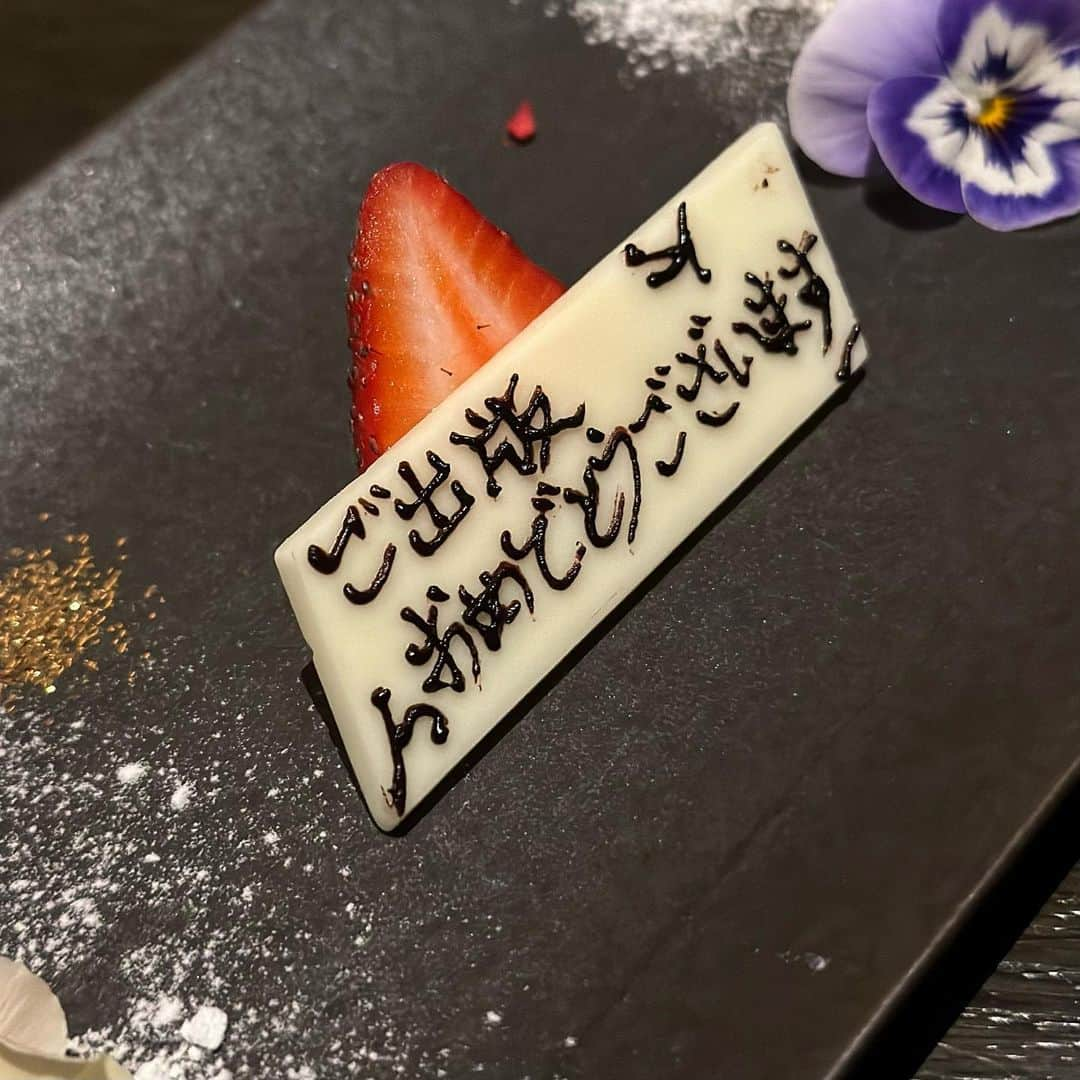 野原遥さんのインスタグラム写真 - (野原遥Instagram)「夫のお誕生日🎂ぶりに、二度目のstay💛💛 食事もお酒もお部屋もどれも本当に素敵なホテル。  朝・昼・晩と、食事を制覇したので笑 次はアフタヌーンティーにも行こう🫖💓  ディナーの際には「出版おめでとう📚」のプレートまで🥹✨ びっくり！！ 配慮とおもてなしが素晴らしくて本当に感激でした！🩶🩶 またすぐに行こ  #thewestinyokohama #executivessuite #ウェスティンホテル横浜 #エグゼクティブスイート #ironbayrestaurant」11月10日 20時18分 - noharu1021