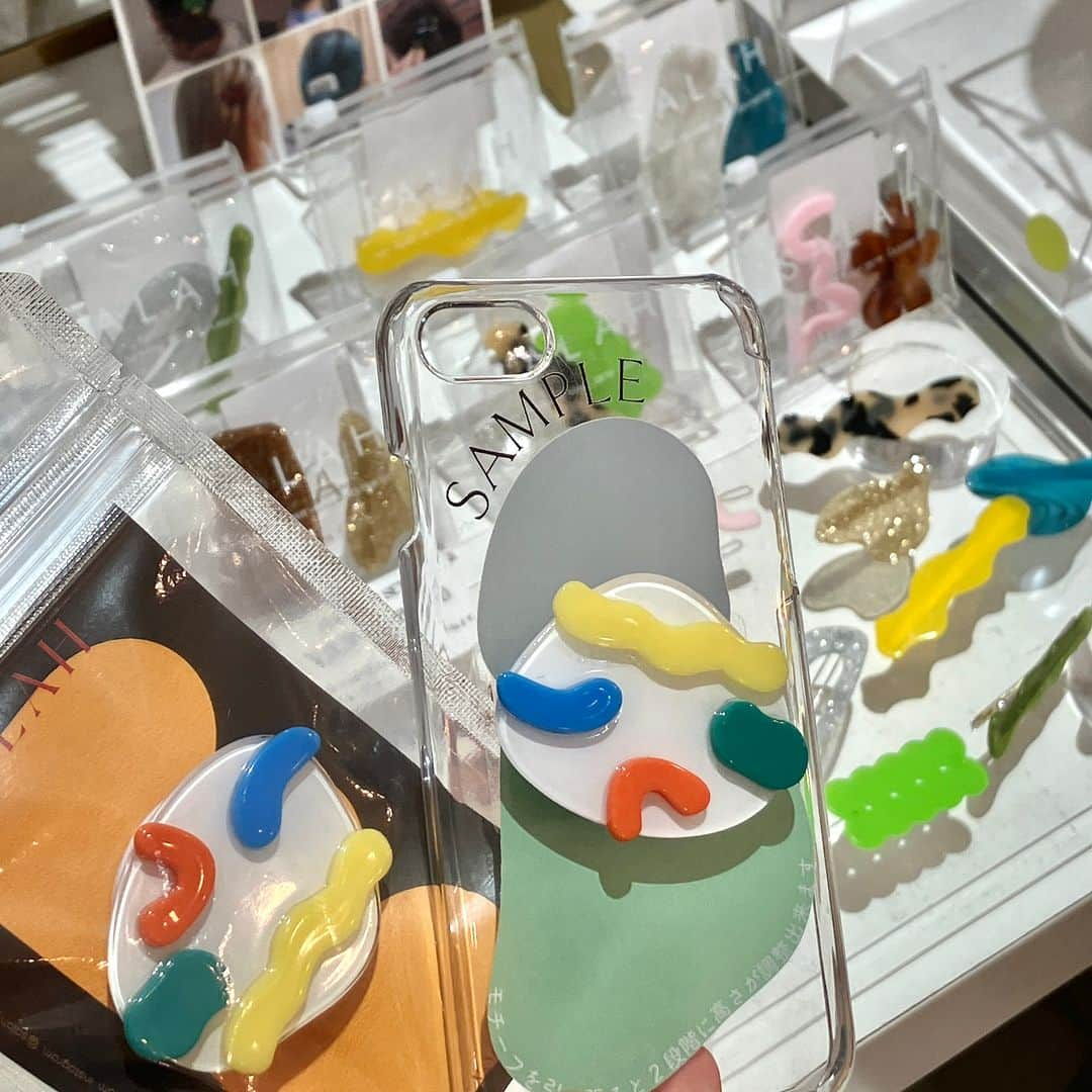 daimarusapporoのインスタグラム：「3階 キキヨコチョで〈MINDRIP TOKYO〉期間限定ショップを開催中🌈 東京・南青山にあるセレクトショップから、個性豊かなアクセサリーや雑貨が集まりました🥰  今回は、カラフルなアクリル樹脂のiPhoneケースやヘアアクセサリー、遊び心あふれる刺繍のブローチ、繊細で存在感があるピアス&イヤリングなどが登場。  思わず手に取ってしまうような、ぱっと目をひくデザインがたくさん。 毎日の生活に取り入れたいお気に入りに出会えるはずです🥳  ぜひ店頭でご覧ください🎨  ※11/14(火)まで  #大丸札幌 #kikiyococho #キキヨコチョ #MINDRIPTOKYO #iphoneケース #ヘアアクセサリー #ヘアクリップ #ピアス #ハンドメイドアクセサリー #刺繍ブローチ #ハンドメイド雑貨」