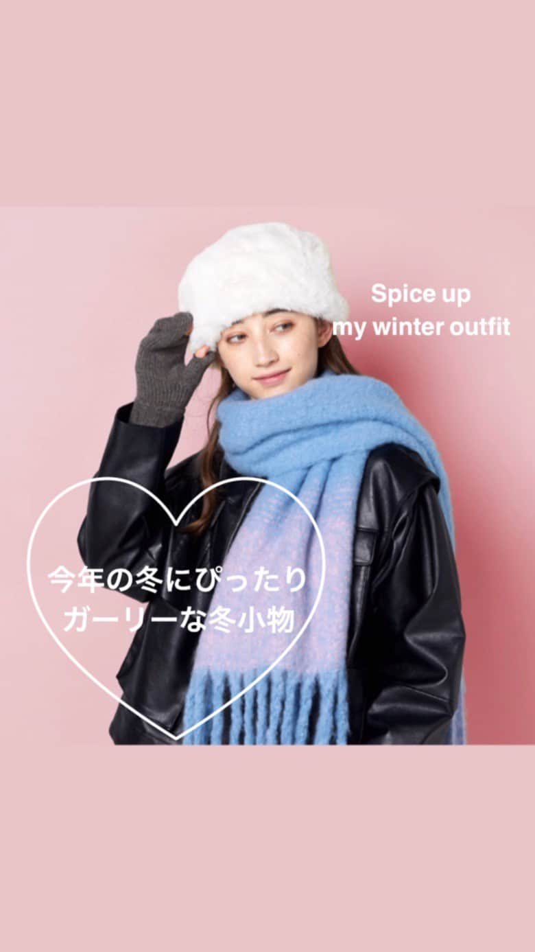 プラザ/PLAZAのインスタグラム：「ふわふわ、もこもこで見た目にもあったかなアイテムが勢ぞろい❄️ 寒い季節もおしゃれを楽しもう💗💛  フェイクファーハット 各¥3,630(税込) ふわふわの手触りが気持ちいいフェイクファーのハット👒存在感があるのでこれひとつで季節感のあるコーディネートに⛄️💕  Gloveｓ DEPO ユビダス ミトン 各¥2,530(税込) ベーシックな編み目がキュートな印象のミトン🧤人差し指と親指の指先部分にスリットがあり、着けたままでもスマートフォンやタッチパネルの操作ができちゃいます📱✨  Lune Jumelle フワモコ グラデーションマフラー 各¥3,850(税込) PLAZA・MINiPLA限定アイテム💙優しいカラーのグラデーションカラーのマフラー🧣大きめのフリンジとボリューム感で、コーディネートにアクセントをプラスしてくれます😍  #帽子 #ファー #ミトン #手袋 #マフラー #グラデーションカラー #ギフト #Gift #PLAZAクリスマス #PLAZAgraphy #PLAZA購入品 #PLAZA #プラザ #MINiPLA #ミニプラ @plazastyle」