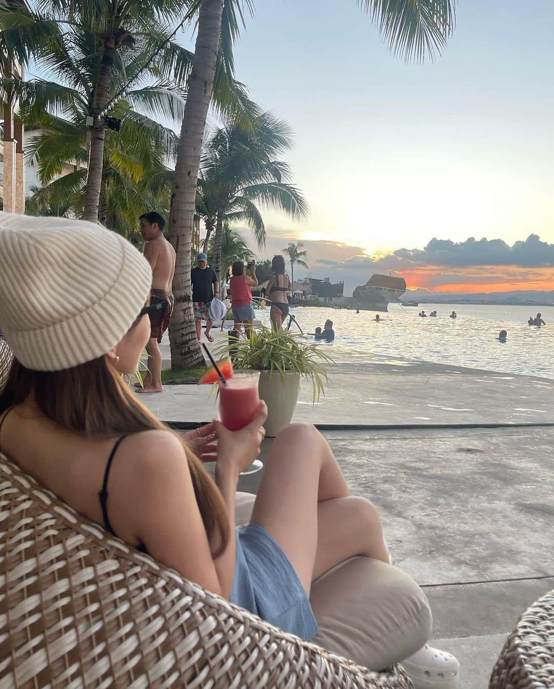 伊藤実祐さんのインスタグラム写真 - (伊藤実祐Instagram)「セブ島 🤍🩶🖤 ⁡ メイクもせずすっぴんで 服もちんぷんかんぷんで（笑） 誰の目も気にせずに サンセット見ながらのんびり。🥭☀️🧡 ⁡ 何もしない という贅沢。幸ですな。 ⁡ ⁡ ⁡ #セブ島 #セブ島旅行 #セブ島観光  #フィリピン #フィリピン旅行 #海外旅行 #女子旅 #女子旅行 #ニット帽コーデ  #自まつ毛 #自まつ毛メイク #まつ毛美容液 #ラッシュリフト #ラッシュアディクト #イエベ #イエベ秋 #イエベ春 #イエベメイク #骨格ストレート #骨ストコーデ #骨格スト #骨格ストレートコーデ」11月10日 20時18分 - miyu.61