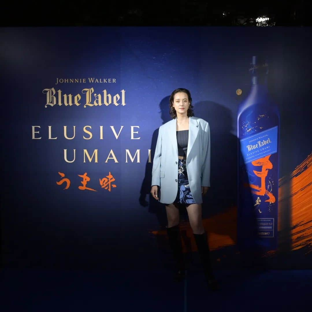 浦浜アリサさんのインスタグラム写真 - (浦浜アリサInstagram)「🥃 @johnniewalkerjapan 🥃  日本食好きには馴染み深い"旨味"という言葉は、 日本語以外の言語ではなかなか言い表すことが難しく、 食の世界でもその定義は曖昧だそう。  7つのラベルのうちジョニーウォーカーの中でも最高峰の ブルーラベル(1万樽にひとつ)からさらに、 その"UMAMI"に合う特別なブレンドを、 7代目マスターブレンダーのエマウォーカー氏と パリのミシュラン三つ星シェフ 小林圭氏が 誕生させたのが今回の逸品。 2万5000樽に1樽しか、このエルーシブウマミは生まれないそうです。  風・土・水に分かれたエリアでペアリングを楽しむお料理とこのウマミは 別世界にいるみたいな時間でした🪸  昨夜の一番の学びは、嗅覚って 鼻から香るとき、口を開くか閉じるかでまったく変わるということ。    #PR #JWUMAMI #ジョニーウォーカーブルーラベル」11月10日 20時27分 - alisa_urahama