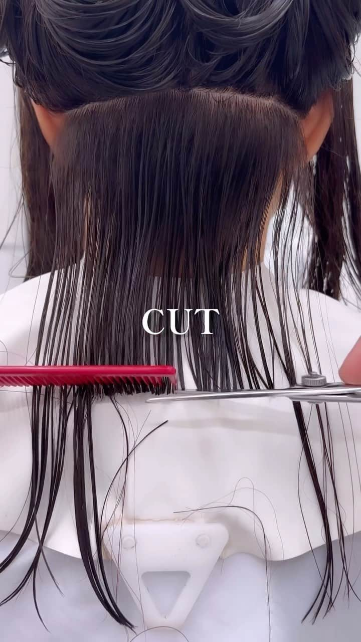 Seiichiro Kawakamiのインスタグラム：「CUT💎 . ➖➖➖➖➖➖➖➖➖➖➖➖➖➖ . 《《　ご予約　》》 【平日】10時～20時 〜【Price】〜 カット_6800円 カラー_8800円 カット＋カラー_12000円 カット＋ダブルカラー_21000円 カット＋3Dハイライト_21000円 カット＋パーマ_13000円 カット＋縮毛矯正_21000円 髪質改善トリートメント_8800円 . ➖➖➖➖➖➖➖➖➖➖➖➖➖➖ . #cut #bob #カット動画 #切 #銀座美容室」