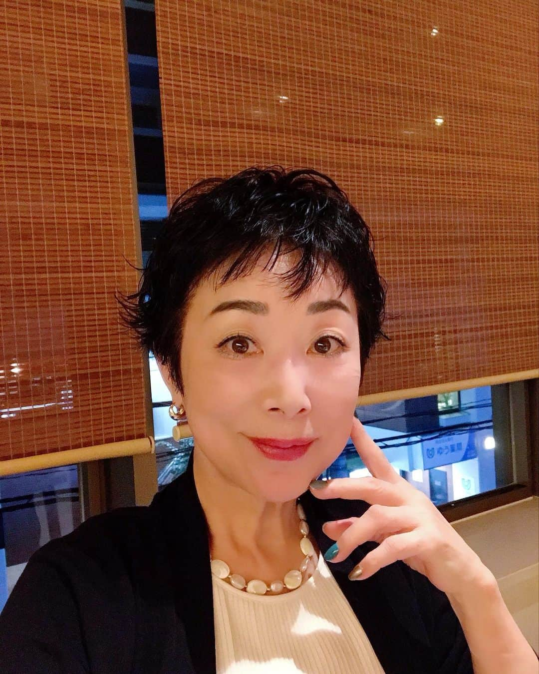 小川知子さんのインスタグラム写真 - (小川知子Instagram)「今日の京都は朝から雨☂️ でも寒くないです。  雨の日なので京都国立博物館へ。ちょうど東福寺の特別展が開催されていて普段は見られないお寺の宝物をじっくり鑑賞出来てラッキーでした。  目の前の三十三間堂で久しぶりに千体の観音立像を拝んで夕食へ。  今夜はまたしても八百一の二階にある和食やさん「きょうのおかず」へ。 新鮮なお野菜を色々アレンジした和食のメニューが沢山あって迷ってしまったけど、美味しかったです。 下のスーパーで京野菜を買ってしまった。 明日帰るので持って帰ろー  #京都国立博物館 #特別展東福寺 #三十三間堂 #千住観音像 #きょうのおかず #小川知子」11月10日 20時21分 - tomoko_ogawa_