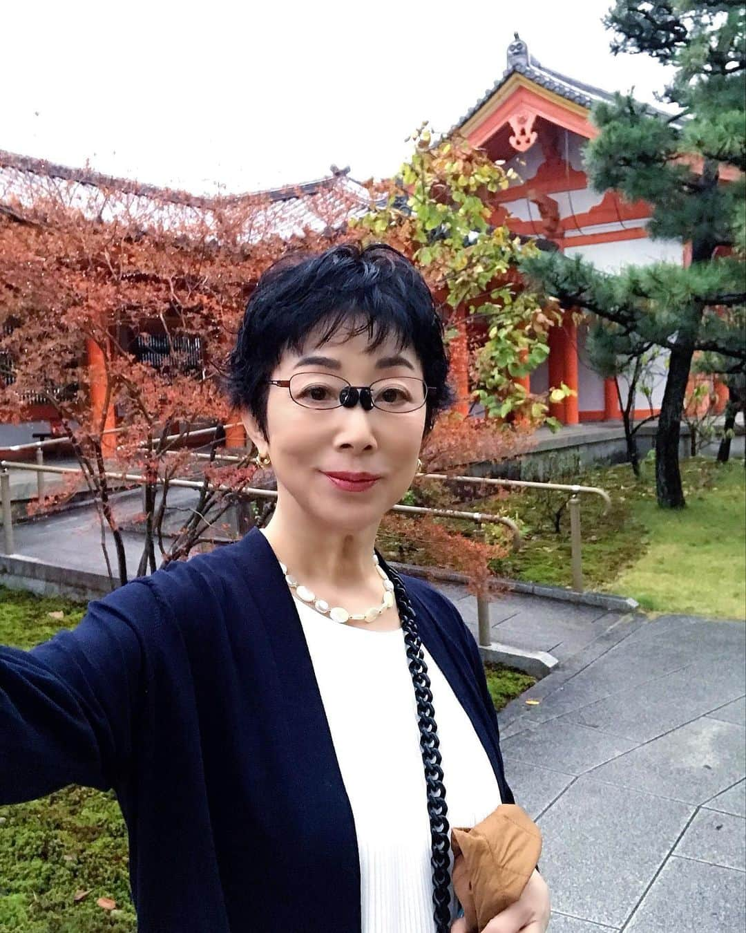 小川知子のインスタグラム：「今日の京都は朝から雨☂️ でも寒くないです。  雨の日なので京都国立博物館へ。ちょうど東福寺の特別展が開催されていて普段は見られないお寺の宝物をじっくり鑑賞出来てラッキーでした。  目の前の三十三間堂で久しぶりに千体の観音立像を拝んで夕食へ。  今夜はまたしても八百一の二階にある和食やさん「きょうのおかず」へ。 新鮮なお野菜を色々アレンジした和食のメニューが沢山あって迷ってしまったけど、美味しかったです。 下のスーパーで京野菜を買ってしまった。 明日帰るので持って帰ろー  #京都国立博物館 #特別展東福寺 #三十三間堂 #千住観音像 #きょうのおかず #小川知子」