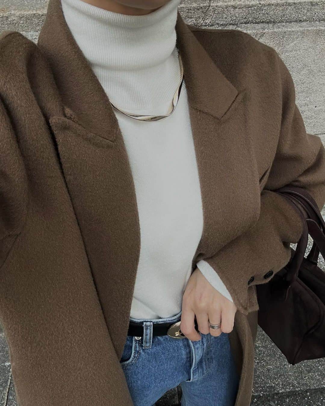 yuのインスタグラム：「🐻🍂🌰 急に寒くなったね〜 今年は最強のロングコートとデニムを手に入れているから、早く冬コーデしたくてそわそわ♡ ・ ・ #nae_woolcashmerelongcoat #nae_silkytouchturtleknit #nae_wideloosejeans ・ ・ #nae_153cm#153cm#153cmコーデ #ナエコート#冬コーデ#デニムコーデ #大人カジュアル#シンプルコーデ #低身長コーデ#骨格ストレート」