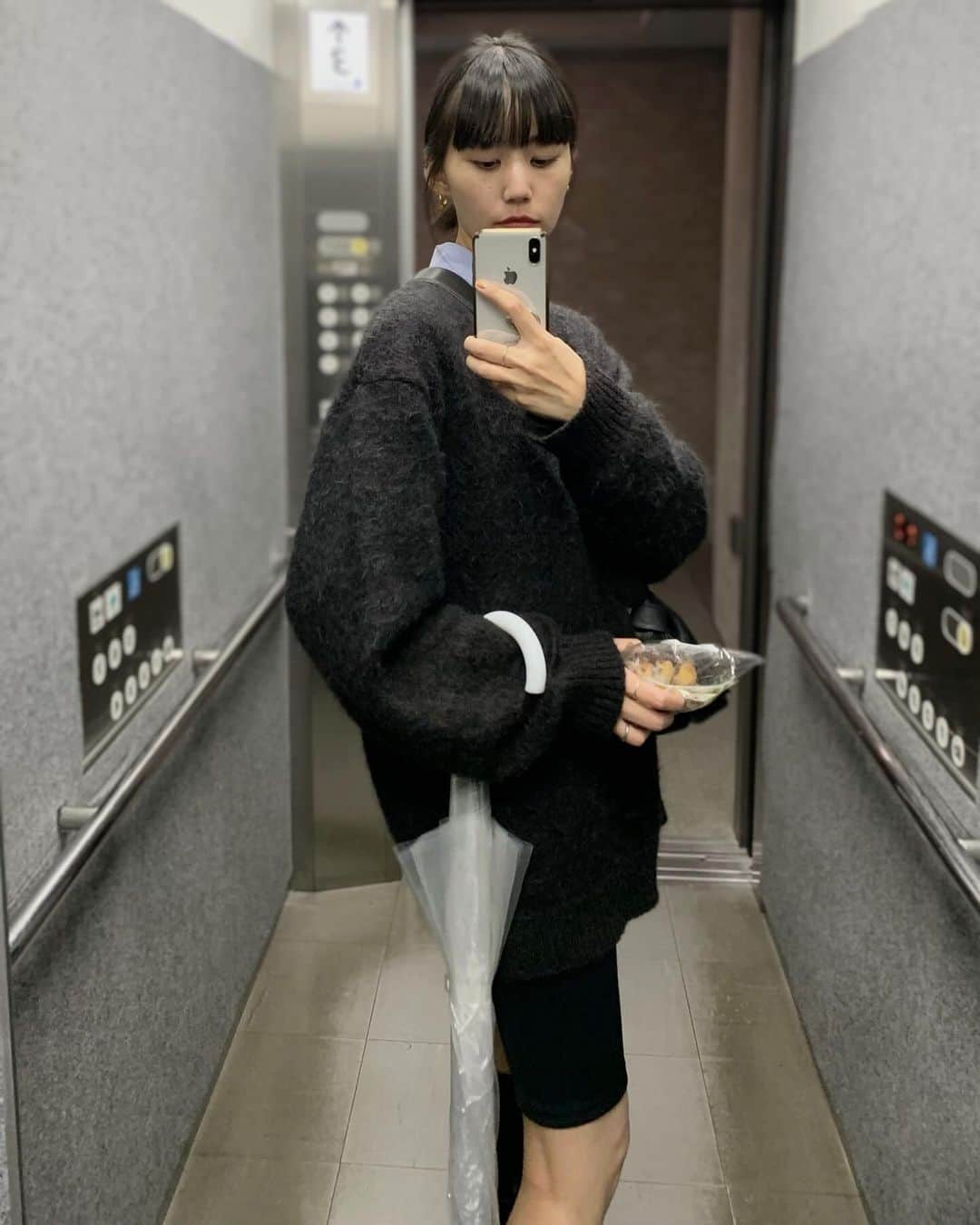 のインスタグラム：「monotone selfie🤳🏻🖤  #outfit_shiho  #ファッション #コーディネート #今日のコーデ #今日のファッション #大人カジュアル #モードカジュアル #黒髪ロング#モノトーンコーデ」