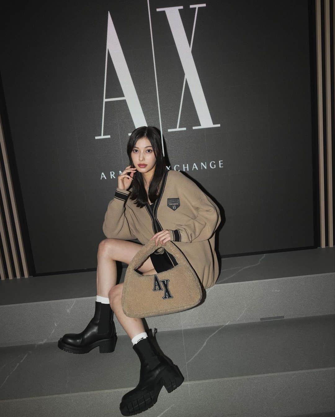 のインスタグラム：「@armaniexchange    A|X 原宿キャットストリート店のARMANI EXCHANGE インストア DJ イベントに遊びに行ってきたよ💭  わいがきているカーディガンはA|X Campusのコレクションで、アメリカのカレッジスタイルにインスパイアされてるんだって！ふわふわなバッグとあわせてみました😌  #アルマーニエクスチェンジ #armaniexchange #PR」