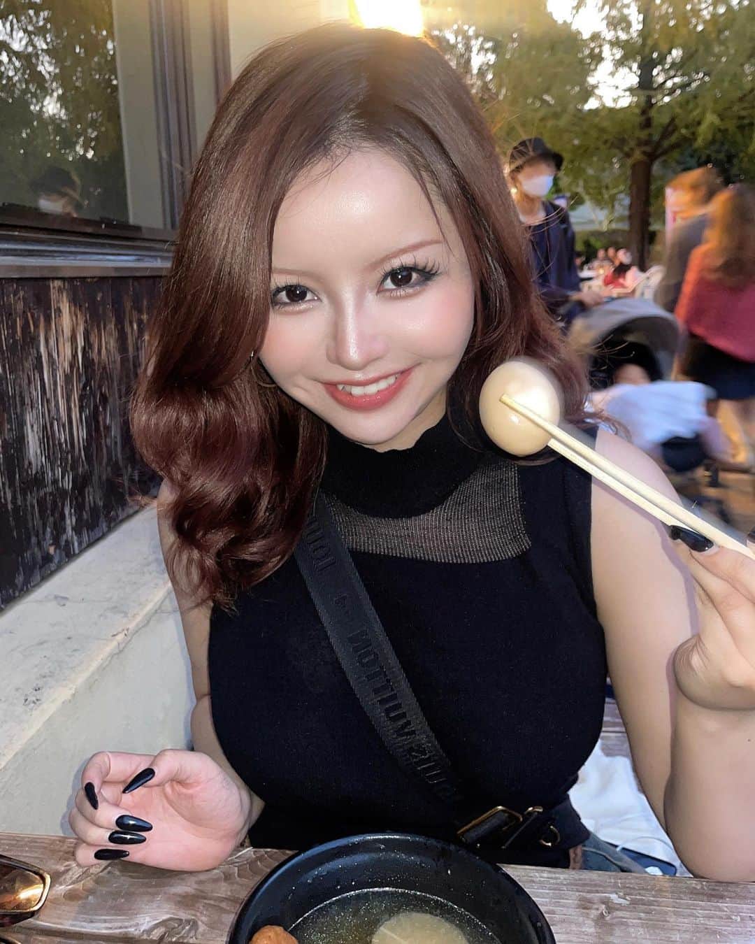 ＬＩＮＣＡのインスタグラム：「初めてノースリーブでおでんを食した。  いよいよ念願の八重歯矯正が始まるから 今のうちに沢山笑って写真に残しておこう😆🧡  #y2k #y2kmakeup #y2kfashion #平成ギャル #japanesegirl」