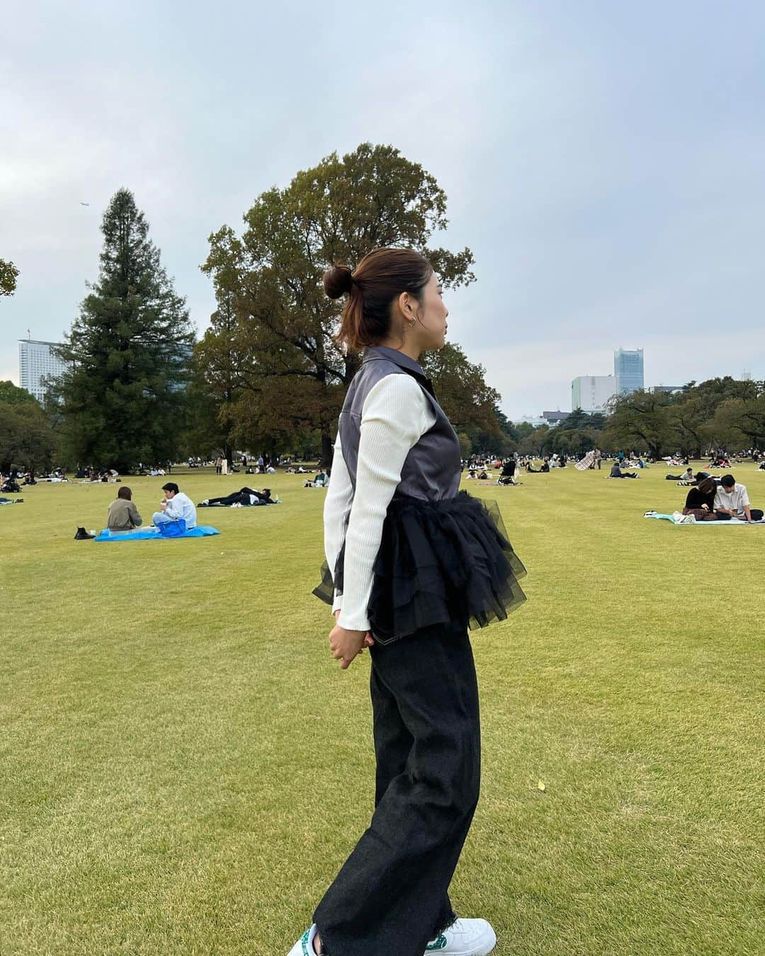 MelonHarunaさんのインスタグラム写真 - (MelonHarunaInstagram)「新宿御苑だいすき🌳🌼 年パス買っちゃった〜  可愛い後ろ姿👦🏻と、お気に入りすぎるベスト🖤🖤  ・ ・ #新宿御苑#子連れスポット #子連れお出かけ #ピクニックコーデ #ママコーデ#アラサーママ#アラサーコーデ#大人カジュアル#フレアデニム#フリルベスト#ベストコーデ #bibiy_girl #bibiy#ママファッション#秋冬コーデ」11月10日 20時36分 - melon_867