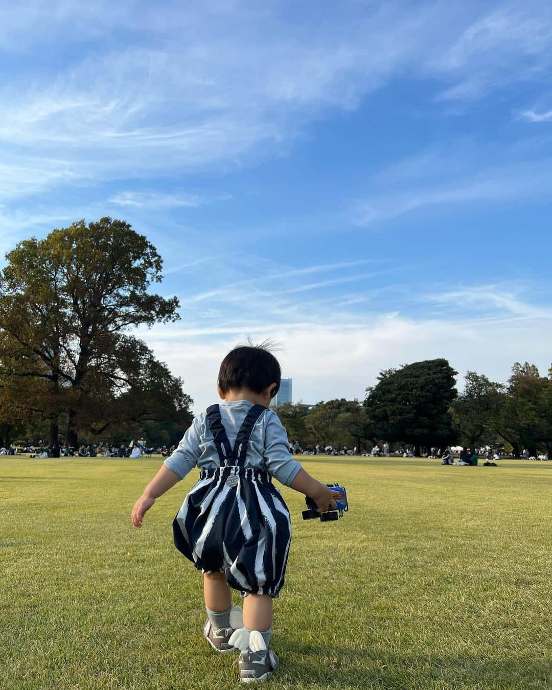 MelonHarunaさんのインスタグラム写真 - (MelonHarunaInstagram)「新宿御苑だいすき🌳🌼 年パス買っちゃった〜  可愛い後ろ姿👦🏻と、お気に入りすぎるベスト🖤🖤  ・ ・ #新宿御苑#子連れスポット #子連れお出かけ #ピクニックコーデ #ママコーデ#アラサーママ#アラサーコーデ#大人カジュアル#フレアデニム#フリルベスト#ベストコーデ #bibiy_girl #bibiy#ママファッション#秋冬コーデ」11月10日 20時36分 - melon_867