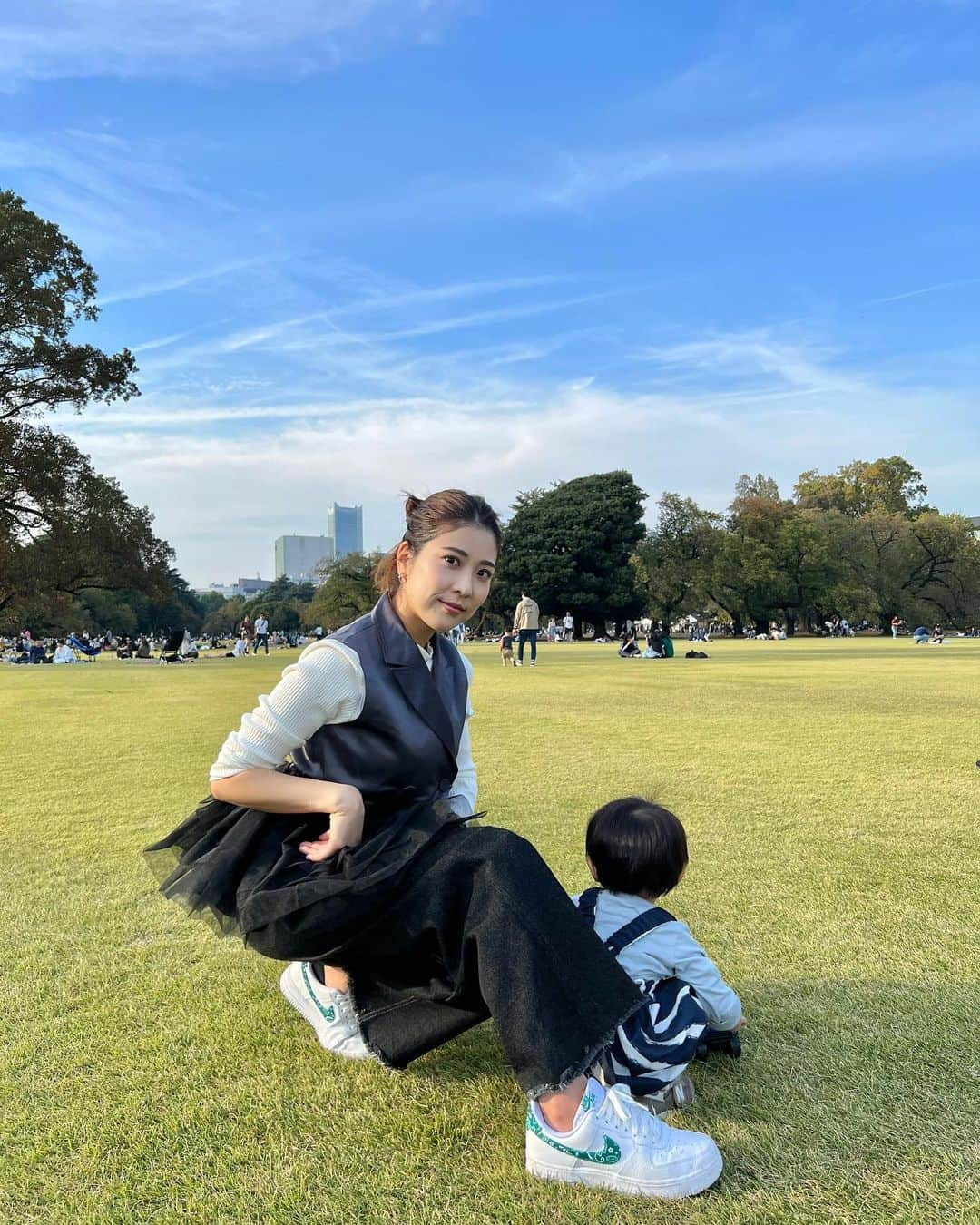 MelonHarunaのインスタグラム：「新宿御苑だいすき🌳🌼 年パス買っちゃった〜  可愛い後ろ姿👦🏻と、お気に入りすぎるベスト🖤🖤  ・ ・ #新宿御苑#子連れスポット #子連れお出かけ #ピクニックコーデ #ママコーデ#アラサーママ#アラサーコーデ#大人カジュアル#フレアデニム#フリルベスト#ベストコーデ #bibiy_girl #bibiy#ママファッション#秋冬コーデ」