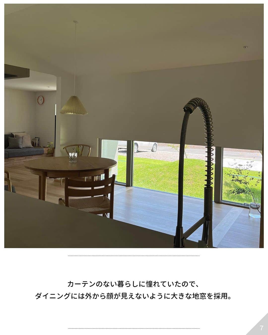 ムクリ［mukuri］さんのインスタグラム写真 - (ムクリ［mukuri］Instagram)「暮らしの質を大切にして完成した26坪の平屋  家族がくつろぐ 備え付けのソファに 出窓を利用したベンチのあるリビング。  対照的にキッチンとダイニングとは 天井高に変化をつけたことでゆるやかに隔て "静"と"動"とメリハリのある空間に。  好きな仕様、好きな素材、 自分好みに完成したchiharuさんのご自宅、 ぜひご覧ください☺️  ▶︎Special thanks @_hus__o   「くらしのインテリア」では マガジンや動画形式でインテリアの好きなところや こだわった場所をご紹介しています！  –––––––––––––––––– ムクリ公式アカウントでは くらしの中にある"好き"や"コダワリ"を毎日お届け。  インテリア、整理収納から家づくりなど 日常で参考になる情報から サラッと読める短編コラムまで ご紹介していますのでフォローしてぜひご覧ください。 ▶︎ @mukuri_official ・  「 #ムクリ 」のタグもいつも楽しく拝見しています☺️  オリジナルブランドは @daily_mukuri  くらしの中にあったらいいいな、 そんな商品を企画・制作、集めています。 ––––––––––––––––––  #家づくり #建築 #マイホーム記録 #マイホーム計画 #失敗しない家づくり #家づくりアイデア #新築 #平屋 #自由設計 #注文住宅 #設計事務所とつくる家 #建築家とつくる家 #小さな家 #26坪 #シンプルな暮らし #シンプルライフ #すっきり暮らす #外観 #ファサードデザイン #アプローチ #玄関アプローチ #外構デザイン #吹き付け塗装 #方形屋根 #くらしの編集#ムクリ」11月10日 21時05分 - mukuri_official