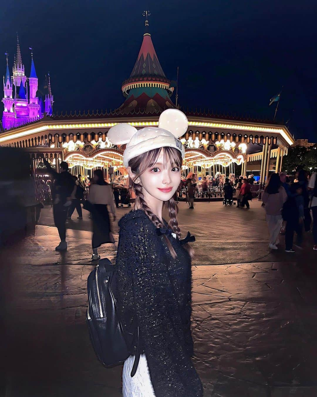 ちーちゃんのインスタグラム：「🎠  テーマパークって 日が落ちてからの時間も またワクワクするよね🪄  ディズニーランドは エレクトリカルパレードが めちゃくちゃ好きだから特に🥹🫶✨  あと数時間か…って悲しみも 同時に来るけど🥲  #ディズニーランド#ディズニーカチューシャ#ディズニークリスマス#ディズニーコーデ#ファンキャップ#モノトーンコーデ#ディズニーバウンド#ミッキーコーデ#ディズニークリスマス2023#tdl#東京ディズニーランド#三つ編みアレンジ#冬ディズニー#ディズニーフォトスポット#ディズニーフォト#夢の国🐭」