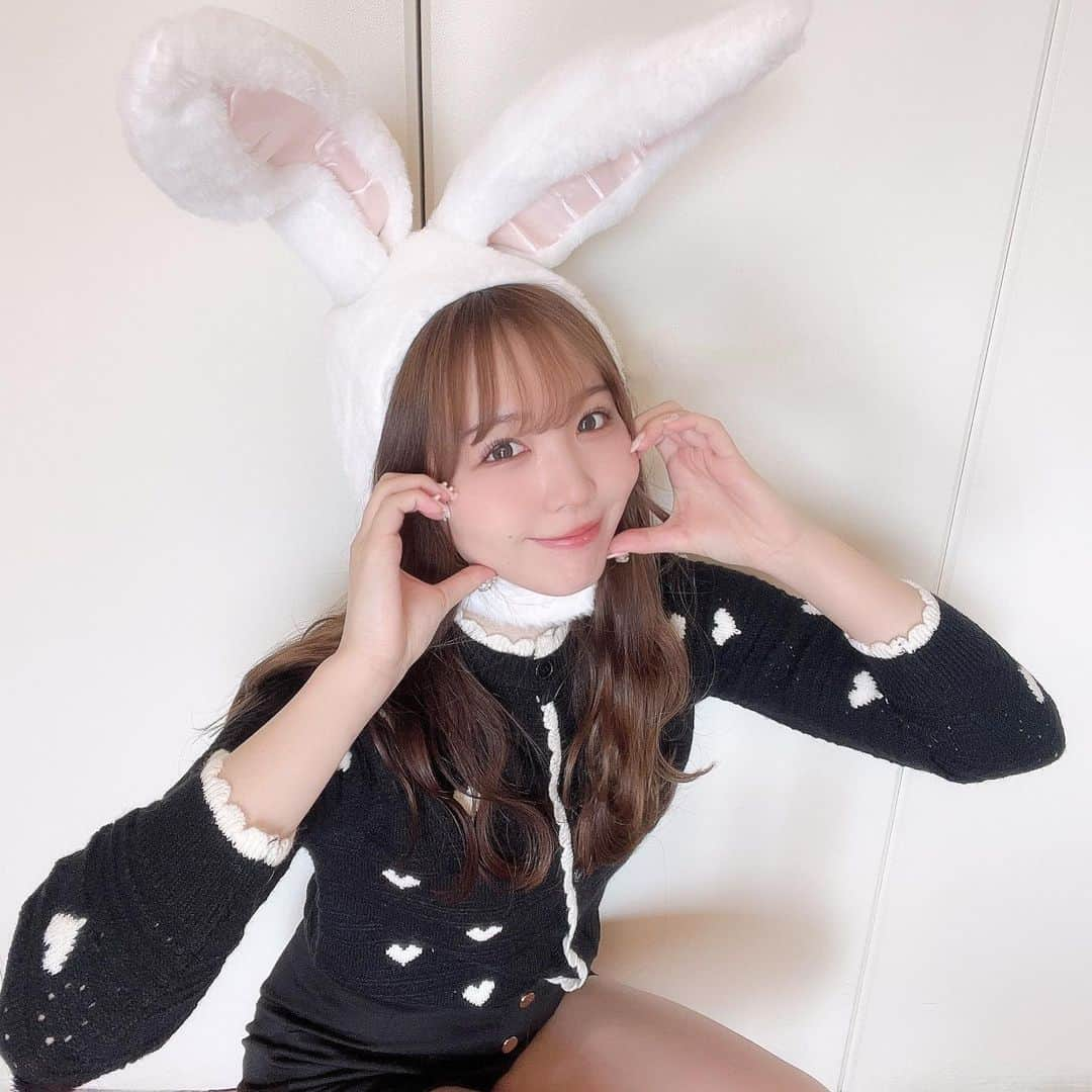 夏井さらのインスタグラム：「🐰🩶💞  ハロウィンに載せ忘れてたうさぎちゃん🐇♡  このニットハート沢山で可愛いの！チクチクしないニット好き＾＾♡  @emsexcite のスカシハートカーデです！一目惚れ…♡ 5%offcoupon code:saranatsui  . . . #フレンチガーリー #フレンチガーリーコーデ #ハロウィンコスプレ #emsexcite #pr #エムズエキサイト #うさ耳」