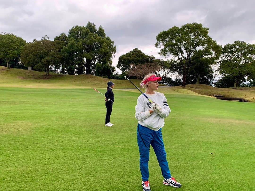 梅宮アンナのインスタグラム：「@pk.islandgolf ⛳️  この遠征無事に終了😊  泣いて笑って悩んで😊  実に勉強になるゴルフでした⛳️  ゴルフ。。 上手い人と回って常に勉強です⛳️😊  あえてワザと泣いている場面をアップしました。 ドラマティックな時間でした✨✨  ゴルフ頑張っていこうと思います⛳️  @yuumikoga  いつも有難う❣️  #泣いて #笑って #悩んで #ミスを受け入れる #長崎  #パサージュ琴海」