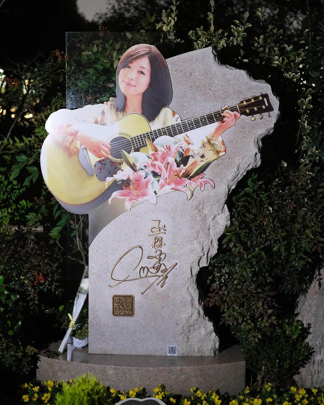 安部潤のインスタグラム：「aminちゃんのお墓参りに来ました、夜ですが、すごくいいところです。」