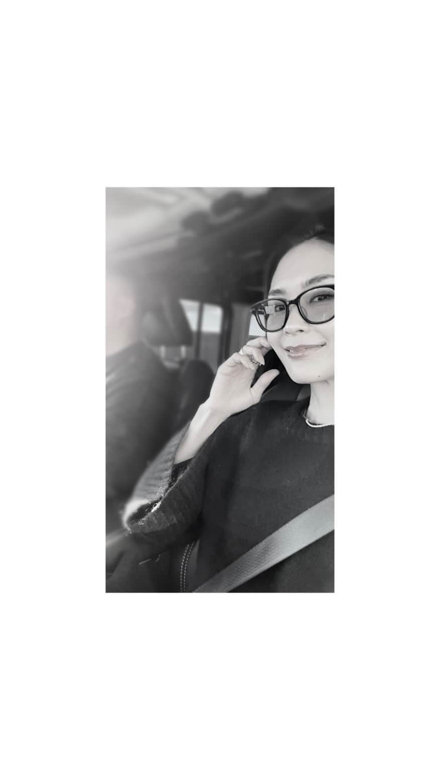 のインスタグラム：「♡ 朱リップ💋 . . 目の下の赤みが引いてきて 肌を軽く出来るまでになりました😭 . ｽﾄｰﾘｰで何度か載せてる @reu_beauty のスキンケア。 ブースターの信頼度は 私の中で鰻登り🫶 . . と言うのも、 実は毎年秋の初めは 肌がいつもに増し増して超絶敏感でして、 皮は剥け剥け目周りは赤くひりひり。 しばらく守りに徹しすぎて なんとなくパッとしないゴワ肌。 . . ってときに、 よかったら試してみてと頂いたのが Re/Uのブースターでした。 しばらく怖くて使えなかったのですが← 決心して使ってみると... 全然しみない。ヒリヒリしない。 その他のアイテムは今まで通り守り一筋。 . で、 1週間過ぎたあたりから確実に変化してきて、 まず赤みの軽減&全体に艶を感じるように。 さらに使うと、 日に日に肌ハリが出て肌表面がなめらかに！ . いつの間にか一本使ってて、 いつの間にか肌が上向き♡ . 可哀想に...と メイクさんにも言われていた肌が、 ツヤツヤ〜と言ってもらえるまでに😭🙏 . . 今は化粧水とクリームもプラスして 夜だけライン使いしてます♡ クリームが固めこっくりなので、 乾燥の季節も頼もしい！ 毎朝鏡で肌を見るのが習慣になるくらい、 分かりやすく変化してます♡ . . と、長々と語りましたが... . ｽﾄｰﾘｰで本気Re/U愛を語っておりましたら ご厚意でクーポンコードを頂戴しまして！ みなさまも何度でも使えますので ぜひぜひお使い下さいね♡ . (ってｽﾄｰﾘｰでは何度か流しておりましたが、 期限が明日11/11までだと気づき フィードに載せた次第🙇‍♀️) . . ｸｰﾎﾟﾝｺｰﾄﾞ【yuri30】 ハイライトのRe/UのURLからのみお使い頂けます😉 セットは対象外ですが、単品は何度でも♡ わたしも切らしたくないので ストック買います♡ . . . . @reu_beauty  #PR#reu_beauty  #ヒト幹細胞」