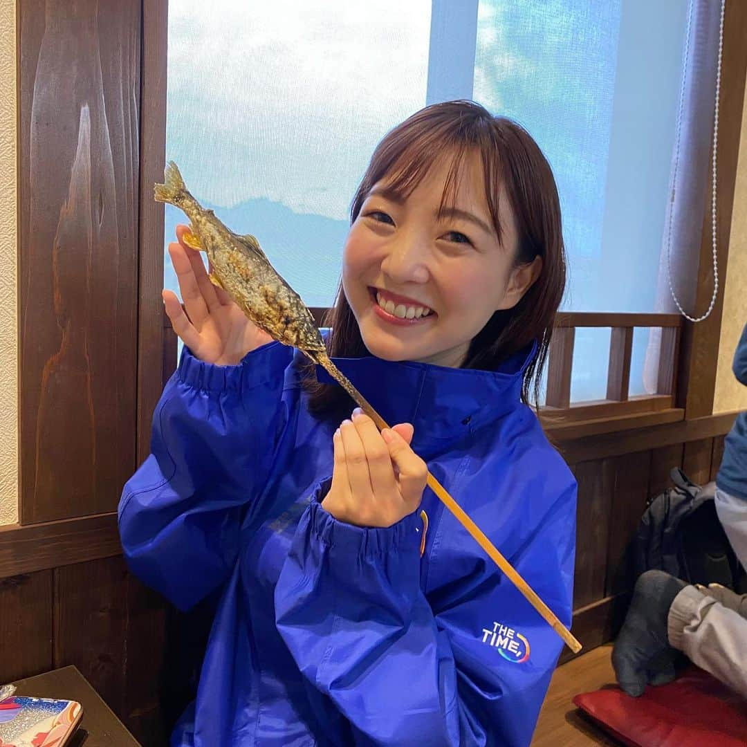 清水玲のインスタグラム：「・  ☀️THE TIME,列島中継☀️  延岡市からはこの時期に旬を迎える鮎を獲るための漁法 「鮎やな」をご紹介しました！  鮎やなは１０月下旬〜１２月までの４５日間しか行われず その歴史は江戸時代に遡り、 ３００年以上続く伝統的な漁法です🐟  延岡の鮎やなは全国的にも珍しく 全て自然の材料を使っていて、 環境に配慮した造りになっているそうです😌  多い時は１日１００ｋｇ獲れるという鮎やな😳 ただ、まだ例年ほど川の温度が下がっておらず 鮎が少ない状況だそうで、、、  朝4時からのスタンバイでは 全く見つからなかったんです😅💦 果たして本番で出会えるのか不安だったのですが😅  延岡の鮎は本番に強い！！✨  生中継で一匹だけ見つけることができました〜🥰  掴むことはできませんでしたが、 活きの良い姿を皆さんにお見せできてよかったです🌟  お刺身でもご飯に混ぜても シンプルに塩焼きでも🙆‍♀️ 中継後にたっぷり頂きましたが、 どれも本当に美味しかったです♡ ・  最後はラジオスタジオでGO!GO!前に淳子さんと☺️ メッセージも沢山頂きました！ パワーになりました☺️ 皆さんいつも応援ありがとうございます🩷  ・ ・  ・  #宮崎#宮崎放送#MRT#アナウンサー #TBS#thetime#列島中継#中継 #延岡#鮎やな#延岡グルメ#鮎#やってみよう #宮崎グルメ#あゆ#miyazaki」