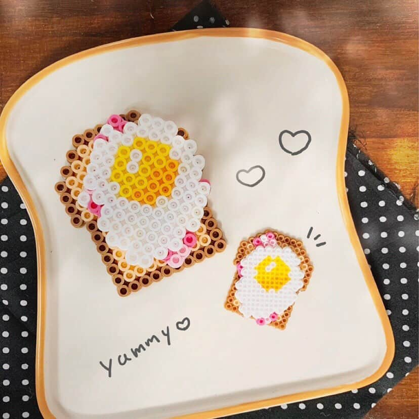 PerlerbeadsJP（パーラービーズ）さんのインスタグラム写真 - (PerlerbeadsJP（パーラービーズ）Instagram)「🥯🍞🥪 パンのモチーフって、なんでこんなに可愛いのでしょうねぇ☺️🧡🤎  そこで今日はめだまやきトーストの作品をご紹介😋🥓🍳お好みでトッピングを替えて召し上がれ♬  パーラービーズの1/4サイズ「ナノビーズ」で作るのもおすすめです💓  いろいろな図案シートはプロフィールのリンクからご覧頂けますのでよかったらぜひどうぞ🤗▶︎ @perlerbeads_jp   ※図案シートをパソコン等で出力される際は、印刷設定を等倍にして頂きますと、プレートサイズとぴったりの状態でお楽しみ頂けます。 ……………………………………………………………… #おうち遊び #室内遊び #指先遊び #色遊び #季節の製作 #食べ物モチーフ #フェイクフード #パン好きな人と繋がりたい #パン好き #パン好き部 #パンモチーフ #トーストアレンジ #ごっこ遊び #パン好き集まれ #雨の日の過ごし方 #雨の日の遊び #製作遊び #子どもとの暮らし #ハンドメイド初心者 #子どものいる暮らし #おうち時間 #アイロンビーズ #perlerbeads #パーラービーズ @kawadatoys_official」11月10日 20時44分 - perlerbeads_jp