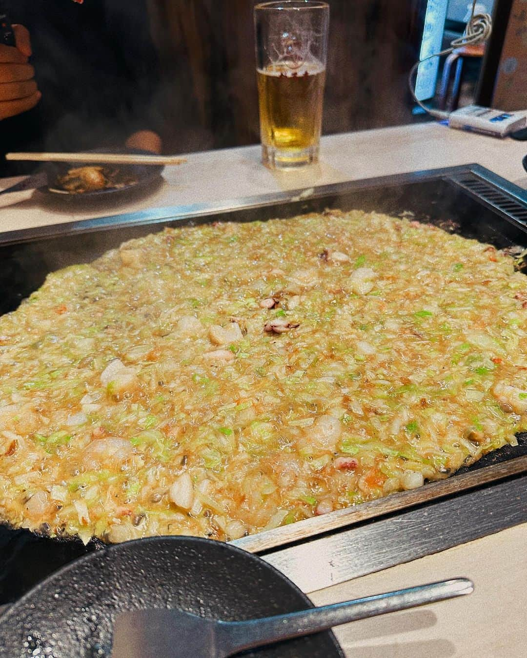 蜂谷晏海さんのインスタグラム写真 - (蜂谷晏海Instagram)「本日のはっちーちゃんねる みてね〜🍺♡ 月島名物もんじゃだるまさんに行ってきたよ🐙🫶 アツアツはふはふは、ビールによく合う🤤 牡蠣🦪バターのバターとろけ具合完璧じゃない？🧈 香りだけでもイケるね🍺 #月島#もんじゃ#ビール#居酒屋」11月10日 20時45分 - hachiyaami