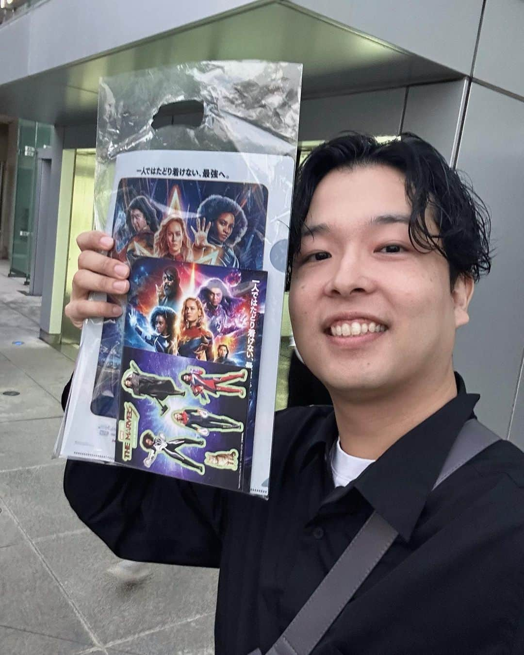 渋谷ジャパンさんのインスタグラム写真 - (渋谷ジャパンInstagram)「夫婦で大好きなマーベル作品の新作『マーベルズ』の試写を観させて頂きました！！ 息が止まるアクションシーン凄かった！  たくさん猫も登場するので、いつか我が家のスーパーヒーロー(5匹の猫たち)にも見せてあげたい🐈  あと一人で撮った写真なんかめちゃくちゃ弱そう😂  #PR #マーベルズ #アベンジャーズ最強ヒーローの新たな強さ目撃」11月10日 20時38分 - shibuya_japan