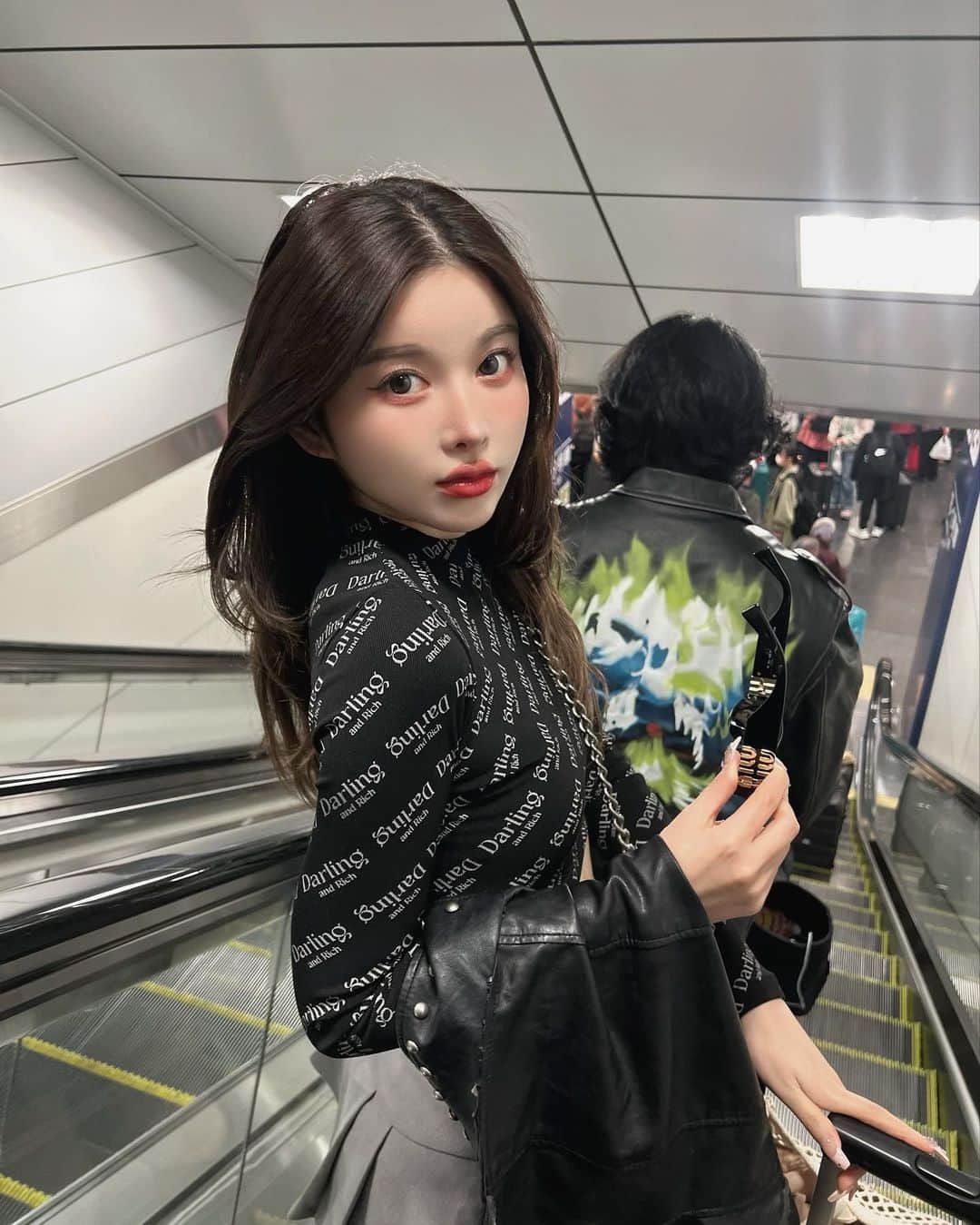 のインスタグラム：「今日と明日会食があるから大阪出張中です🚄🖤  #Darich#ダーリッチ#ダーリッチコーデ」
