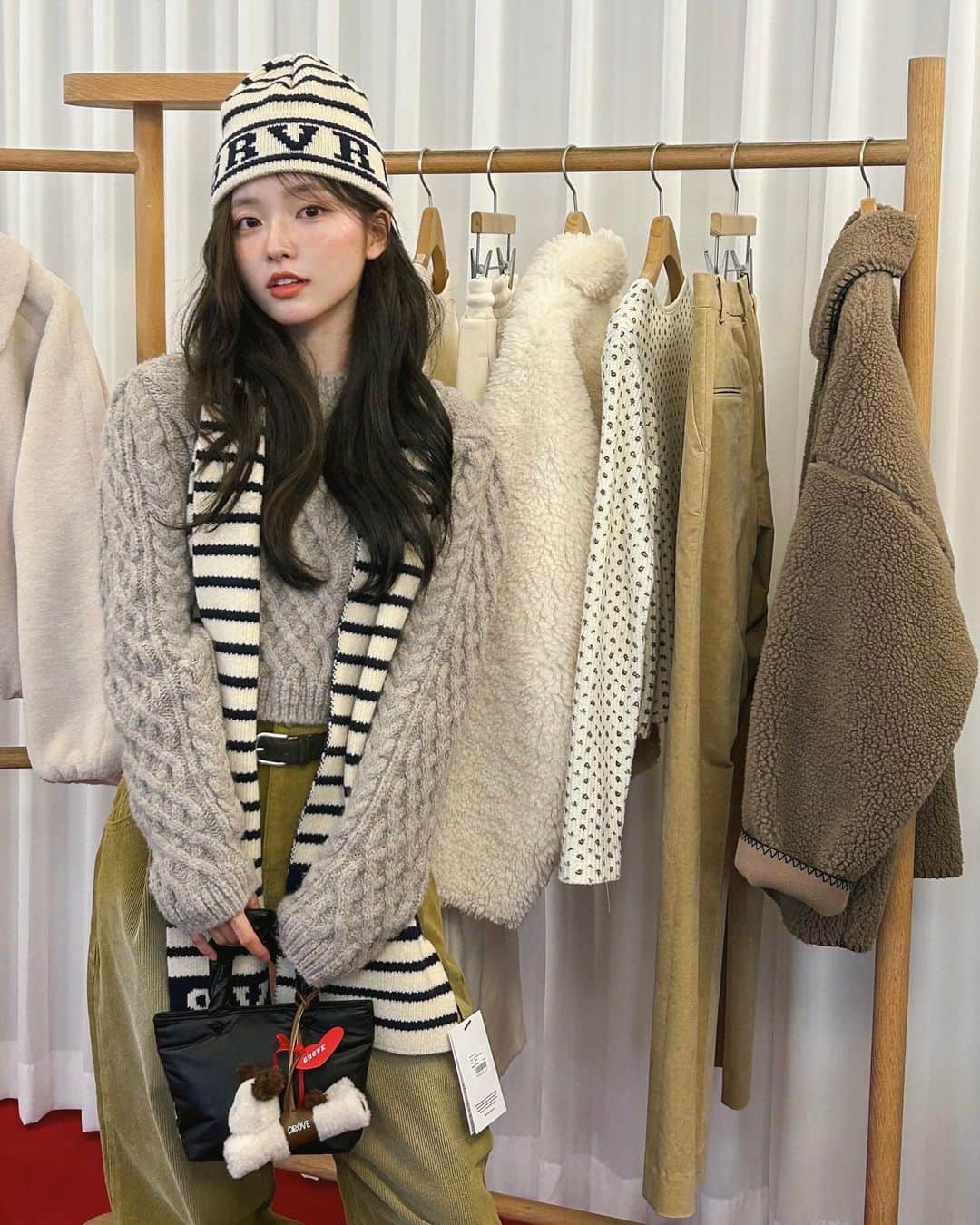のインスタグラム：「그로브의 겨울 찍먹하고 왔음⛄️🌨️  어떤 코디가 더 좋아요.•° ?    @grovestore 🧸」