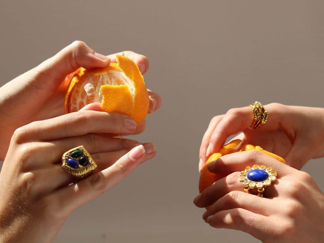 オーレリービダマンのインスタグラム：「WHEAT, MISSDI and BRITANIA rings and some oranges to brighten you day 🍊☀️  #Iconic #FW23 #BritishHeritage #jewelry #aureliebidermann」