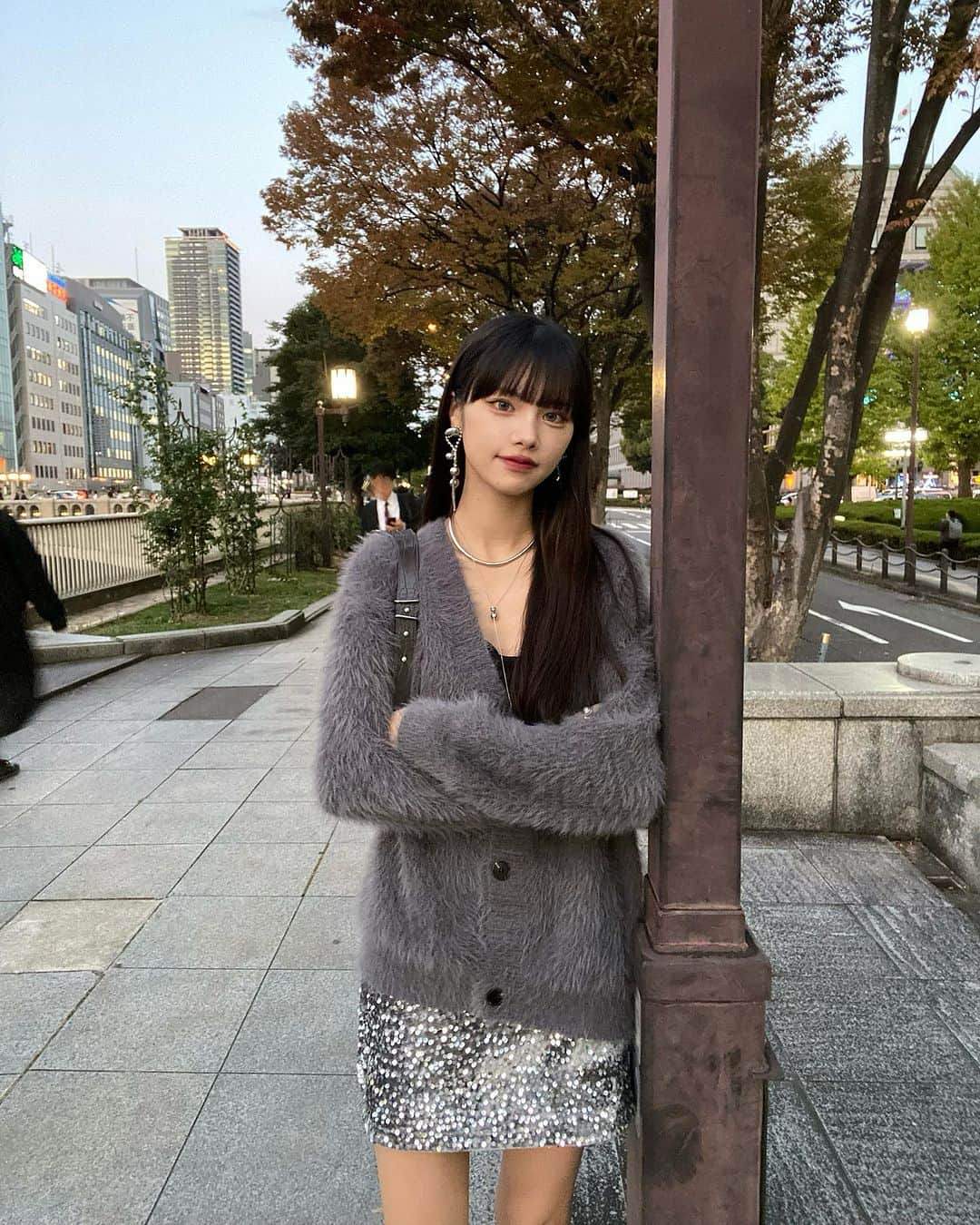 のインスタグラム：「@fifth_store ✨🌙🗣  モチモチふわふわの生地 デザインもゆるっとした感じが 女性らしさを引き立たててくれてかわいい  MAX40%offクーポンでてます✨  #fifth #フィフス #フィフスタイル #fifthtl #Vネックシャギーニットカーディガン」