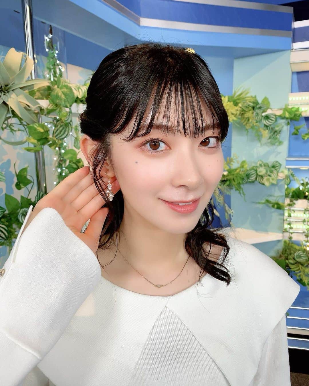 檜山沙耶のインスタグラム：「11/10（金）イブニング  ●服:  @mischmasch_official さん  ●アクセサリー:  @phoebe_official さん  ウィンターカラーで可愛いコーディネート❄️寒くなってきた今日にぴったりなニットと花柄スカートでした。 今週末も暖かくしてお過ごしください。  #outfit #ootd #autumn  #衣装提供」