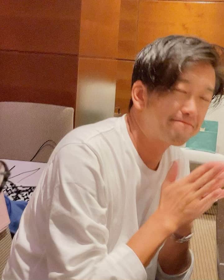 NAOMIのインスタグラム：「今夜は まきちゃんと相談し、パパとカメラマンさん📸の合同お誕生日dinnerへ。  老舗のステーキハウスで、美味しいものをたくさん頂き，幸せで楽しい時間を過ごさせて頂きました😁  カメラマン📸さん、お誕生日おめでとうございます㊗️  まきちゃん，ありがとうございました♡  🥩 🎂 🎉  #4人でReluxDinner #素敵な夜になりました🌙  #カメラマンさん📸 #中野浩一🚴‍♀️」