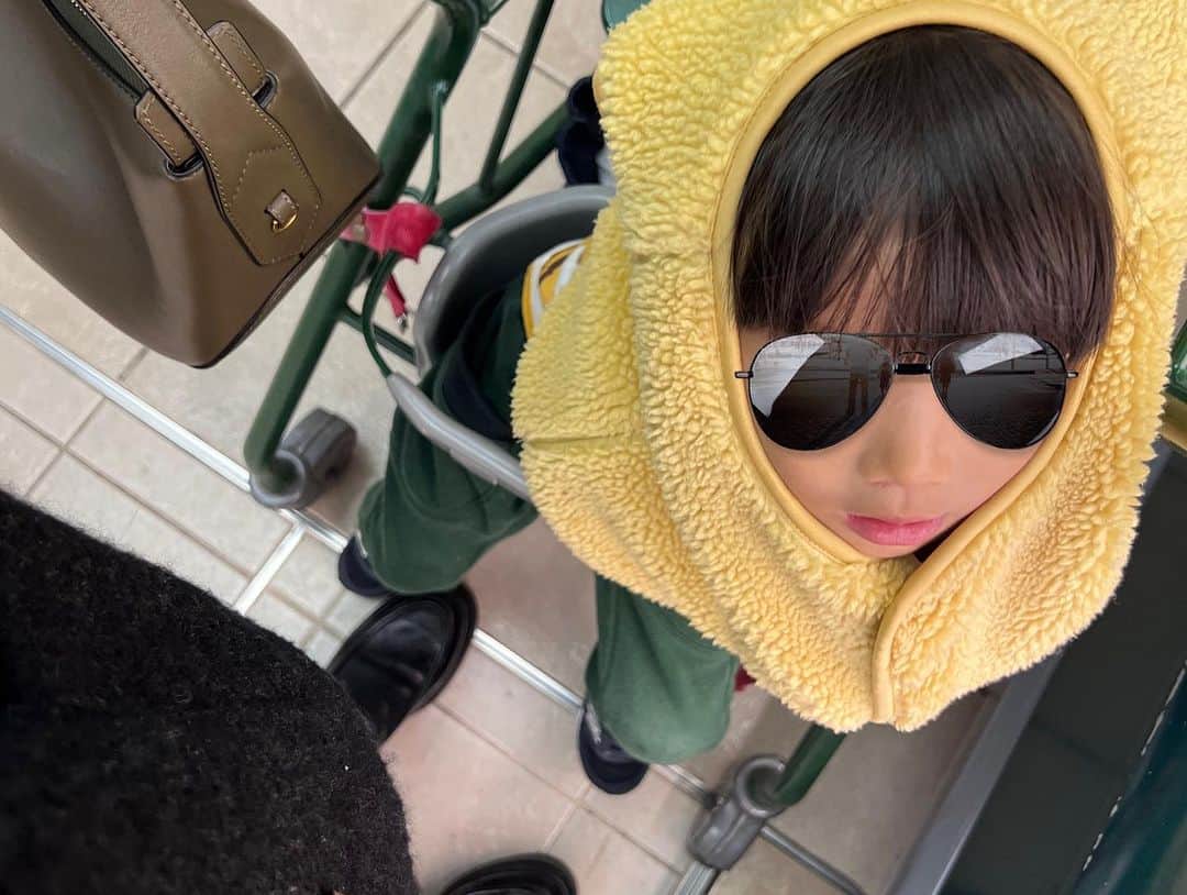 安田美沙子さんのインスタグラム写真 - (安田美沙子Instagram)「あーかわい。  2枚目からは、このベストを着ると必ずやるやつ。笑  こういう生き物みたい。  にいにの体操行って、スーパーで買い物。  雨だと無事に帰れるまでが勝負！！  #次男坊」11月10日 20時44分 - yasuda_misako