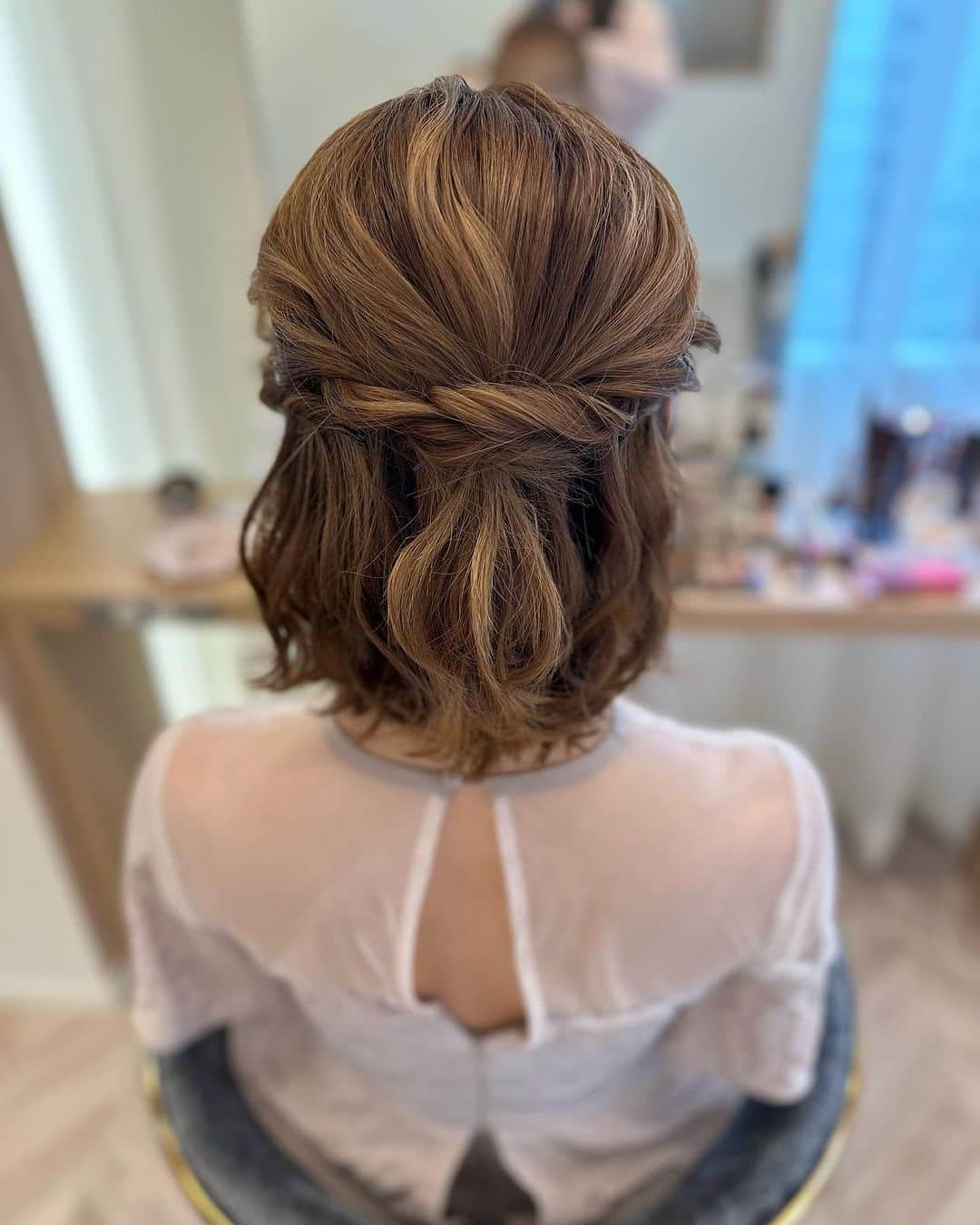 板橋瑠美さんのインスタグラム写真 - (板橋瑠美Instagram)「ヘアセット♡  本日は結婚式♡  こんな短いと自分では絶対無理💦なので、プロにお任せしたくて、 会場から近めの表参道のヘアセットサロンの　@sono_hairmake  さんでお願いしてきたよ♡  @felice___hairmake  の新店舗で、上の階にオープンしたばかりみたい^ ^  すごい早く終わって、早く着きすぎてしまったくらい早く終わってくれて、湿気に弱い私の髪の毛も、 しっかりキープしてくれたから雨でもヨレずにばっちりでした💕  担当のしずかさんありがとうございました！☻♡ @felice_shizuka.hairmake   可愛いセットしたい時は是非♡」11月10日 20時54分 - rumi_official_0616