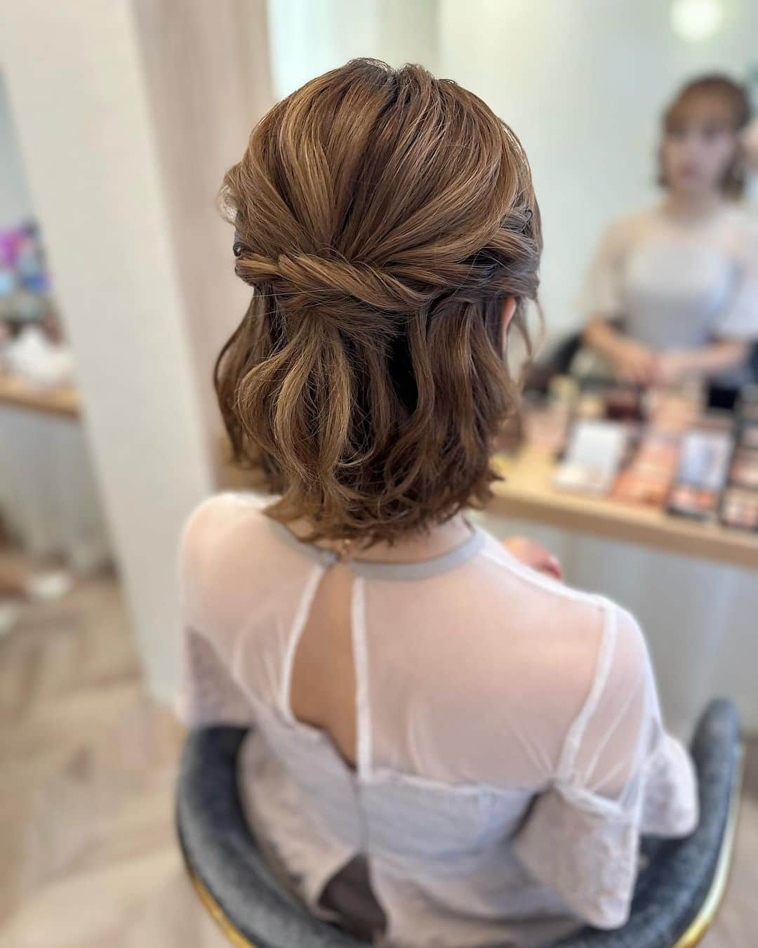 板橋瑠美さんのインスタグラム写真 - (板橋瑠美Instagram)「ヘアセット♡  本日は結婚式♡  こんな短いと自分では絶対無理💦なので、プロにお任せしたくて、 会場から近めの表参道のヘアセットサロンの　@sono_hairmake  さんでお願いしてきたよ♡  @felice___hairmake  の新店舗で、上の階にオープンしたばかりみたい^ ^  すごい早く終わって、早く着きすぎてしまったくらい早く終わってくれて、湿気に弱い私の髪の毛も、 しっかりキープしてくれたから雨でもヨレずにばっちりでした💕  担当のしずかさんありがとうございました！☻♡ @felice_shizuka.hairmake   可愛いセットしたい時は是非♡」11月10日 20時54分 - rumi_official_0616