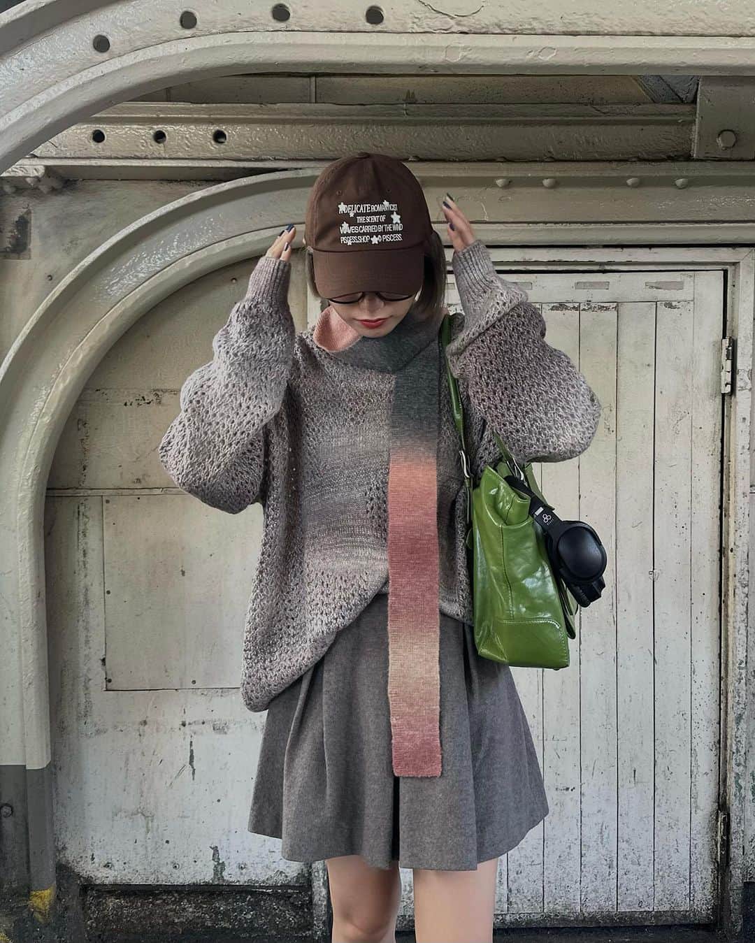 相羽瑠奈さんのインスタグラム写真 - (相羽瑠奈Instagram)「🫑 🩰 ☕️ 🩶  cap / sweater / knit scarf @piscess_official @hana_official.kr #pr skirt @miumiu / bag #used」11月10日 20時48分 - rone.runa