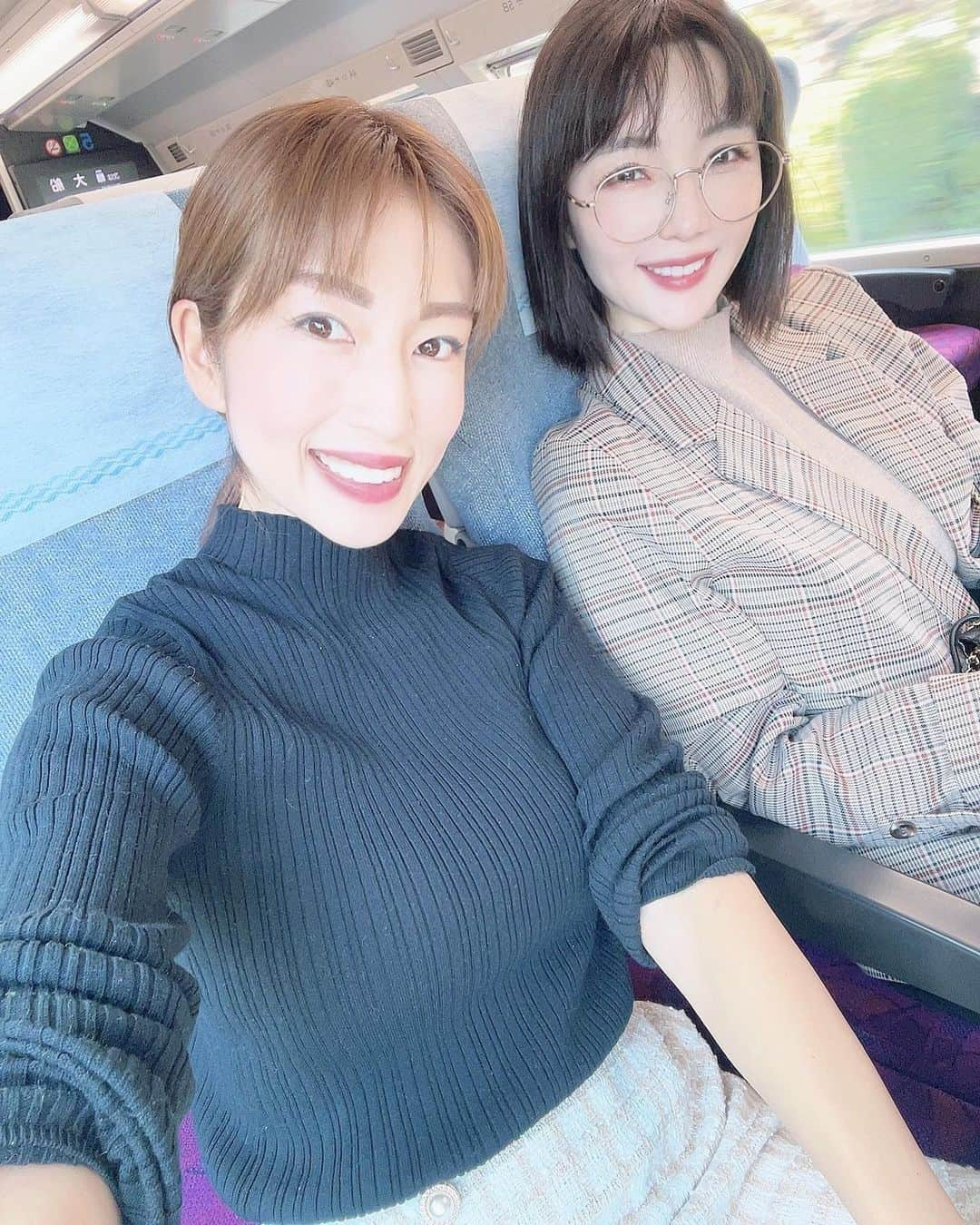 庄司ゆうこさんのインスタグラム写真 - (庄司ゆうこInstagram)「悠里ちゃん親子と鎌倉にあるラグジュアリーホテル @umito_hj に行ってきました✨ 一軒家になっていて、地上3階建ての5LDKという超贅沢な空間🥺目の前が海で眺めも最高でした🤗 動画はまた次の記事にアップします🥰 まずは悠里ちゃんと水着でツーショット👙❤️ 屋上にあるジャグジーに入ろうと張り切って水着になったら雨降って入れなかった🤣笑 #鎌倉#由比ヶ浜#材木座#一棟貸し #ラグジュアリー#ラグジュアリーホテル #水着#水着女子 #仲良し#仲良し親子」11月10日 20時48分 - yuko.shoji