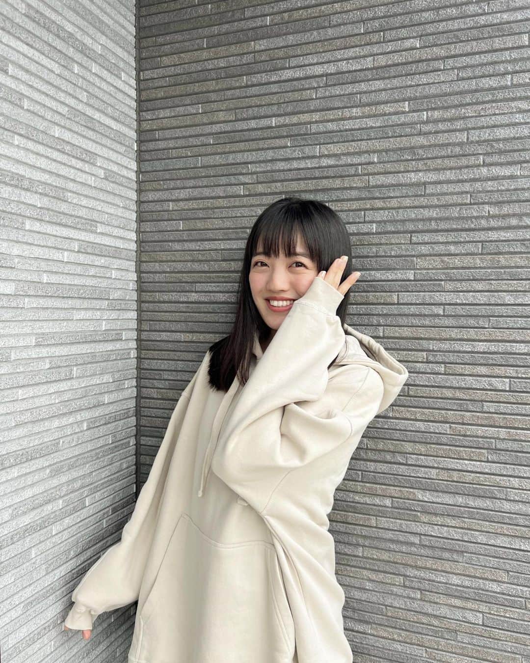 希山愛のインスタグラム：「* 寒かったけん裏起毛デビューしたよ〜🧣  前髪少し短くなったけん 視界が広くなりました！😉✨️」