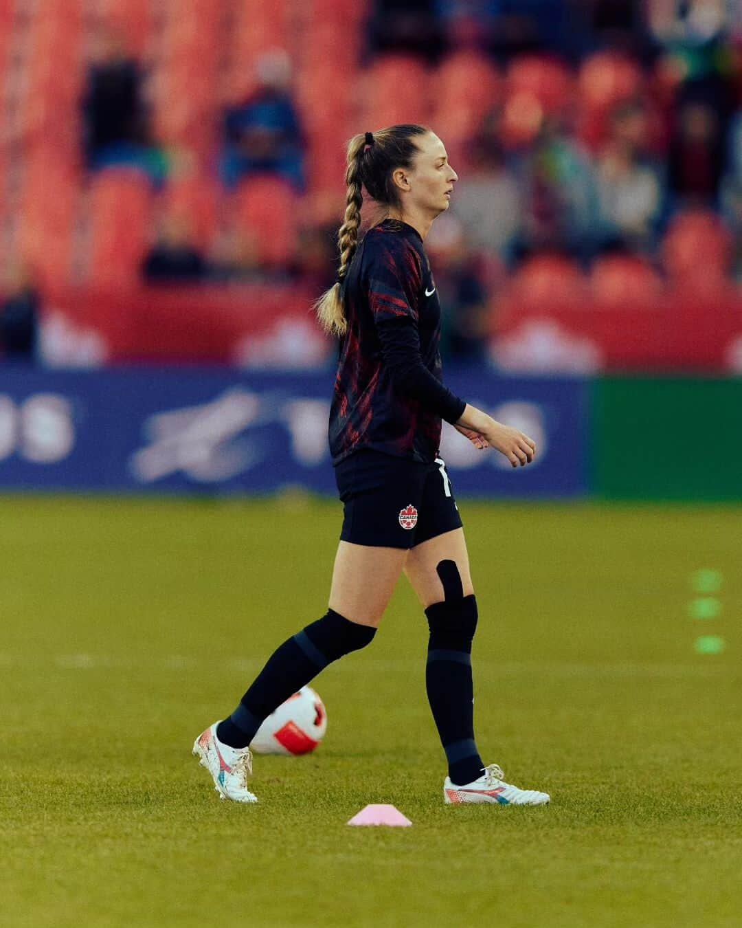 ディアドラのインスタグラム：「From kicking a ball with her dad in Quebec, to representing her university on the field, to playing for her national team on the world stage, @gabriellecarle 's journey to the summit of women's calcio has been an impressive climb.  #diadora #diadoracalcio」