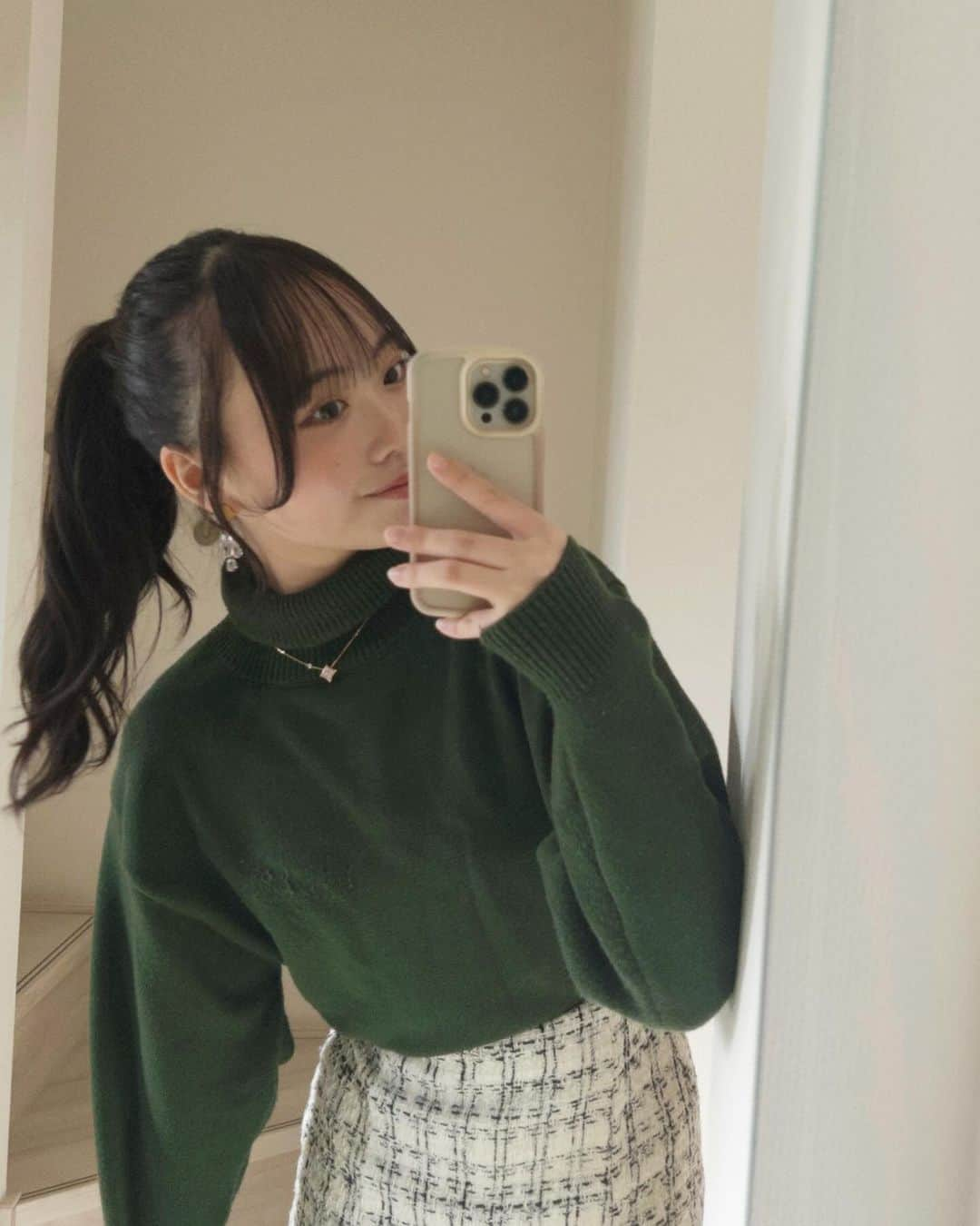 渡邊美華さんのインスタグラム写真 - (渡邊美華Instagram)「ポニーテール×タートルニットの時期だね🧶♡ . . . . . . #タートルネック #タートルネックニット #タートルネックコーデ #ポニーテールアレンジ #ポニーテール女子 #ポニーテール #大学生の日常 #大学生の暮らし #冬服コーデ #冬服コーディネート #冬服可愛い #丸顔メイク #丸顔コーデ #丸顔女子」11月10日 20時50分 - mika_watanabe1215