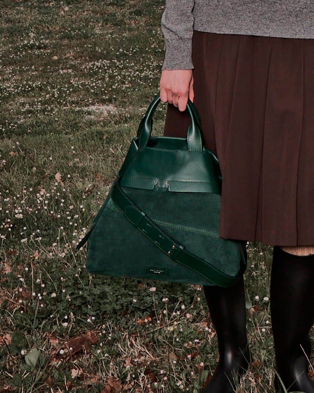 ジャンニキアリーニのインスタグラム：「Duna and Superlight with their soft suede touch are a contemporary handbags ready to amaze with their unconventional allure.  #giannichiarini #gc #ジャンニキアリーニ #FW23」