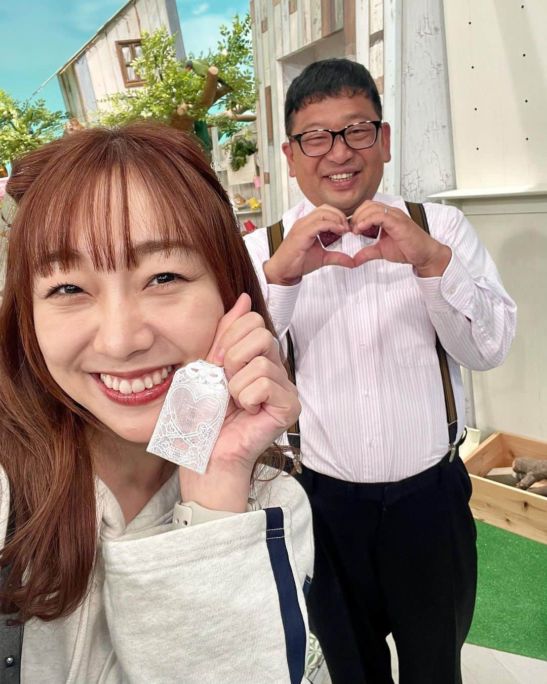 須田亜香里のインスタグラム：「チャンさんがロケで行った神社で自腹で縁結びのお守りを買ってきてくださったよ🐇 優しすぎる。いつもありがとうございます🥹 今年のエースコックとスイッチコラボカップ麺も最高に美味しかったです🍜  #東海テレビスイッチ #ドデスカ  #須田亜香里フォトエッセイ #がんこ #告知させていただきました #ありがとうございました #須田亜香里衣装 #ずらり」