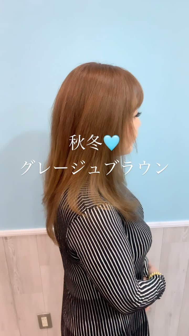 hair salon JOJOのインスタグラム：「秋冬にオススメなグレージュブラウン🩵夏とはまた違う上品な色彩カラー⭐︎空気が澄んでいる秋冬の日中に映えるカラーリング♪ #グレージュブラウン #ベージュカラー #秋冬スタイル #秋冬カラー #ロングヘア #超音波トリートメント #30代ヘアスタイル #30代髪型  【ヘアサロンJOW下高井戸駅前】 西脇丈太郎（美容師歴20年以上） 都内2店舗勤務の後、新宿に2010年独立開業（12年間）。 現在は世田谷区下高井戸に移転。3店目の【JOW】を経営するオーナー兼スタイリスト。 丁寧でスピーディーな施術、ハイクオリティな仕上がりをご提案致します。 ・ショートスタイルの扱いやすさ ・絶妙なバランスのインナーカラー ・長持ちする明るい白髪ぼかしハイライト ・髪を大切にする植物性のヘナカラー 等に定評があります。 皆様のご来店心よりお待ちしております。  TEL:0333238220 #世田谷美容室#下高井戸美容室#明大前美容室#松原美容室 #下高井戸ヘアサロン#下高井戸#明大前#三軒茶屋#新宿#西新宿#ジョジョの奇妙な冒険#承太郎  Web予約↓ https://hairsalon-jow.com/」