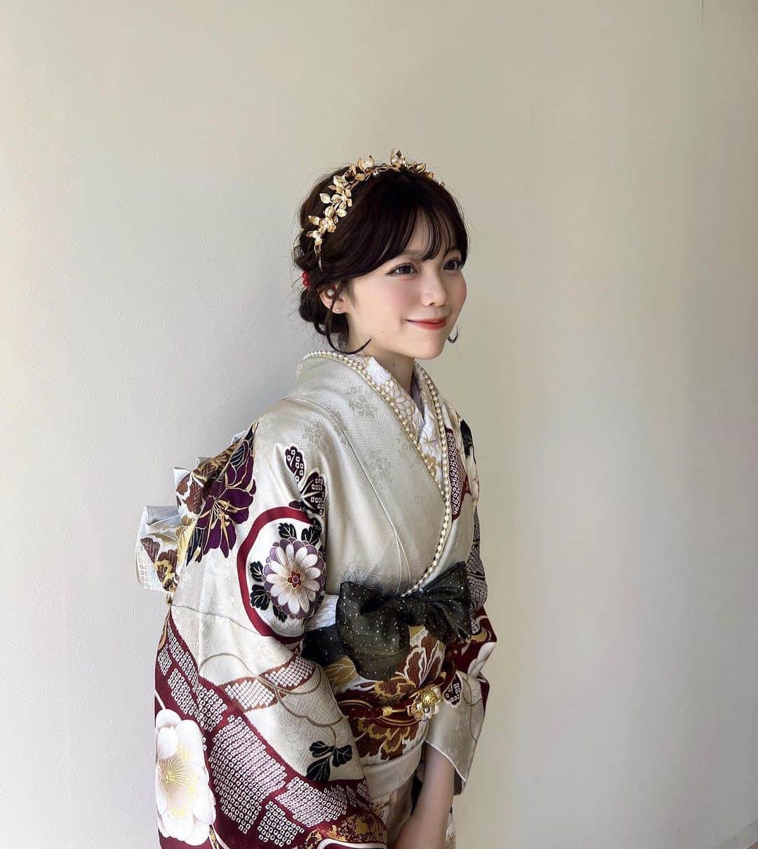 深結さんのインスタグラム写真 - (深結Instagram)「振袖撮影🎀  RiLiで今日から販売のヘアアクセを付けてるよ^_^ はあやっぱ何回見てもこのゴールドフラワー可愛すぎる  #rili_shopping」11月10日 21時03分 - __ange02