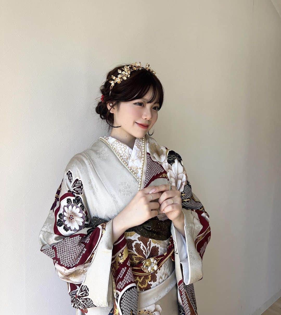 深結さんのインスタグラム写真 - (深結Instagram)「振袖撮影🎀  RiLiで今日から販売のヘアアクセを付けてるよ^_^ はあやっぱ何回見てもこのゴールドフラワー可愛すぎる  #rili_shopping」11月10日 21時03分 - __ange02