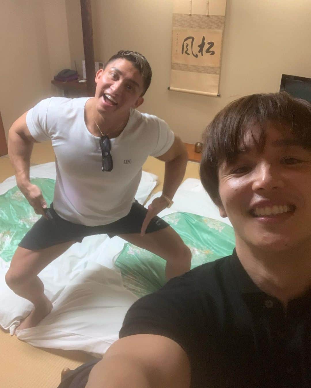 ぷろたんのインスタグラム：「7年ぐらいの仲だけど初めて2人で旅行した。 旅館のおかみが男2人だと思わず雑魚寝の布団くっついて用意されてて過呼吸になるほど笑ったw  また深夜テンションで間接照明が完全にその雰囲気にさせてきてて死ぬほど笑った」