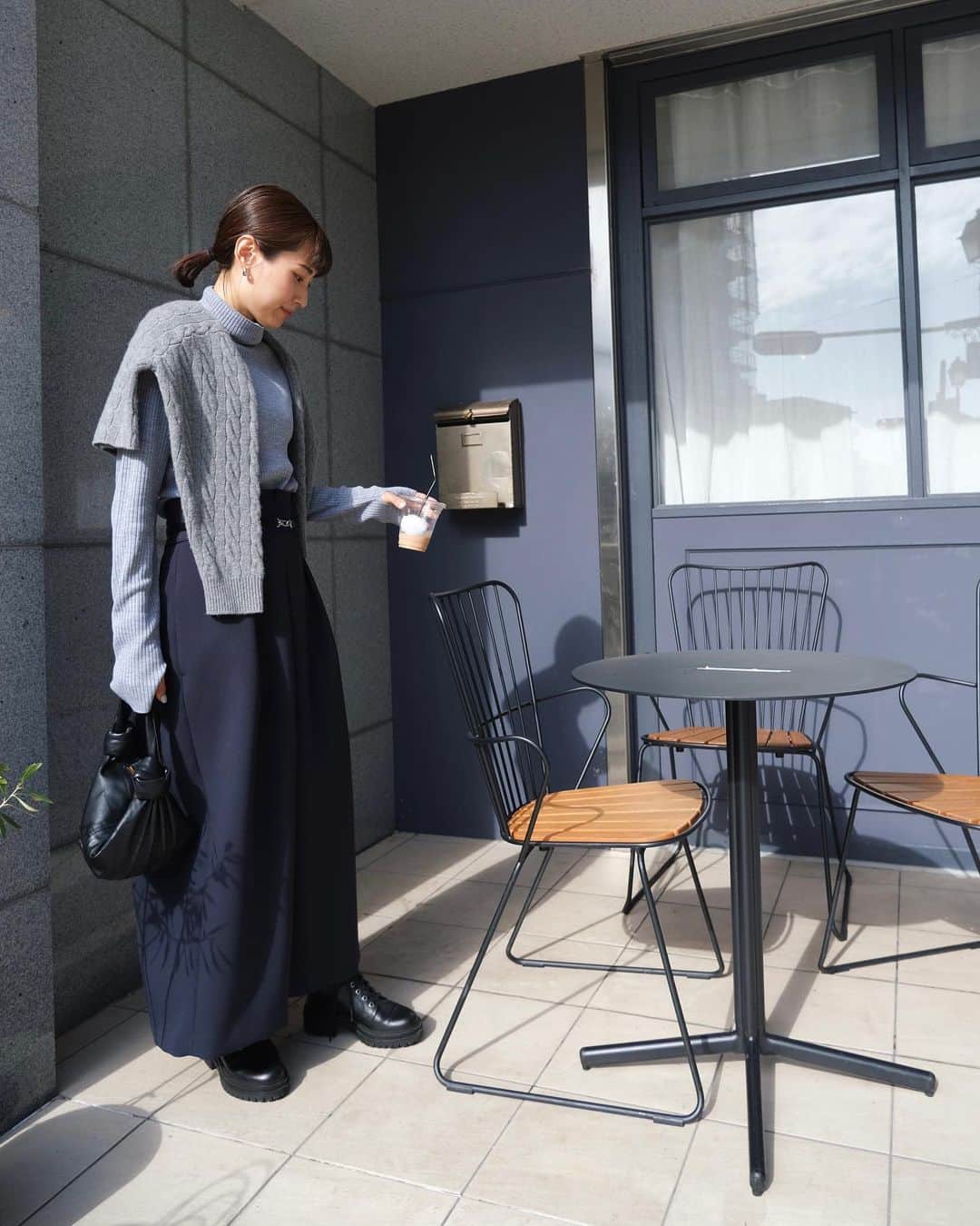 Hiromi Ｍaedaのインスタグラム：「先日の🤳🏽 gray×navyの組み合わせも好き🩶💙  いよいよ明日、11/11(土)21:00〜11/13(月)23:59イージーコクーンスカート再・受注販売スタートです🙏 ぜひチェックよろしくお願いいたします☺️  tops @deuxiemeclasse #deuxiemeclasse belt @toteme #toteme skirt @frey__jp #frey_jp /Navy bag @newbottega #bottegaveneta shoes @gianvitorossi #gianvitorossi」