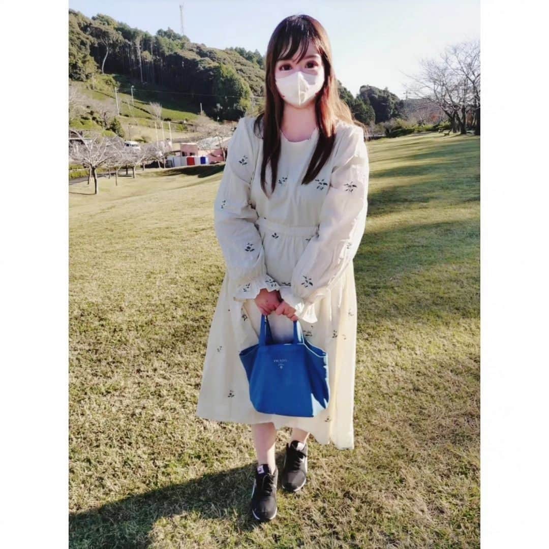 hoshizaki eriのインスタグラム：「#PR @sheinjapan  こんばんは🌃❤⁡ ⁡SHEINの新しい日本向けのブランド FRIFULのお洋服が⁡ ⁡とっても可愛かった♡♡♡⁡ ⁡ 注文したお洋服が届いたので 少しづつ紹介したいと思います♡  〇商品ID:23696433 ふんわりしたシルエットの ワンピース❣️ サイズは横に付いている紐で 調節するので楽ちん♡ 細かい花柄が可愛くて クリームイエローのカラーが 気分も明るくしてくれる ガーリーなワンピースです♡  着心地も良いし、 ふんわりしたシルエットが 女の子っぽくてとっても可愛い♡  是非チェックしてみてください♡  お得なクーポンコードを⁡ ⁡載せておくので 是非お買い物に活用してください❣️ (私に利益などは無いので、 気軽に使ってくださいね🙇‍♀️)  【クーポンコード：FRIFUL17】 ※0-5999円のご購入で15%オフ,  6000円以上のご購入で20％オフ ※有効期限：2023/12/31まで  #SHEIN #FRIFUL #SHEINコーデ #FRIFULコーデ #BeSHEINモデル #SHEINコーデ #SHEIN購入品 #秋コーデ #購入品紹介」